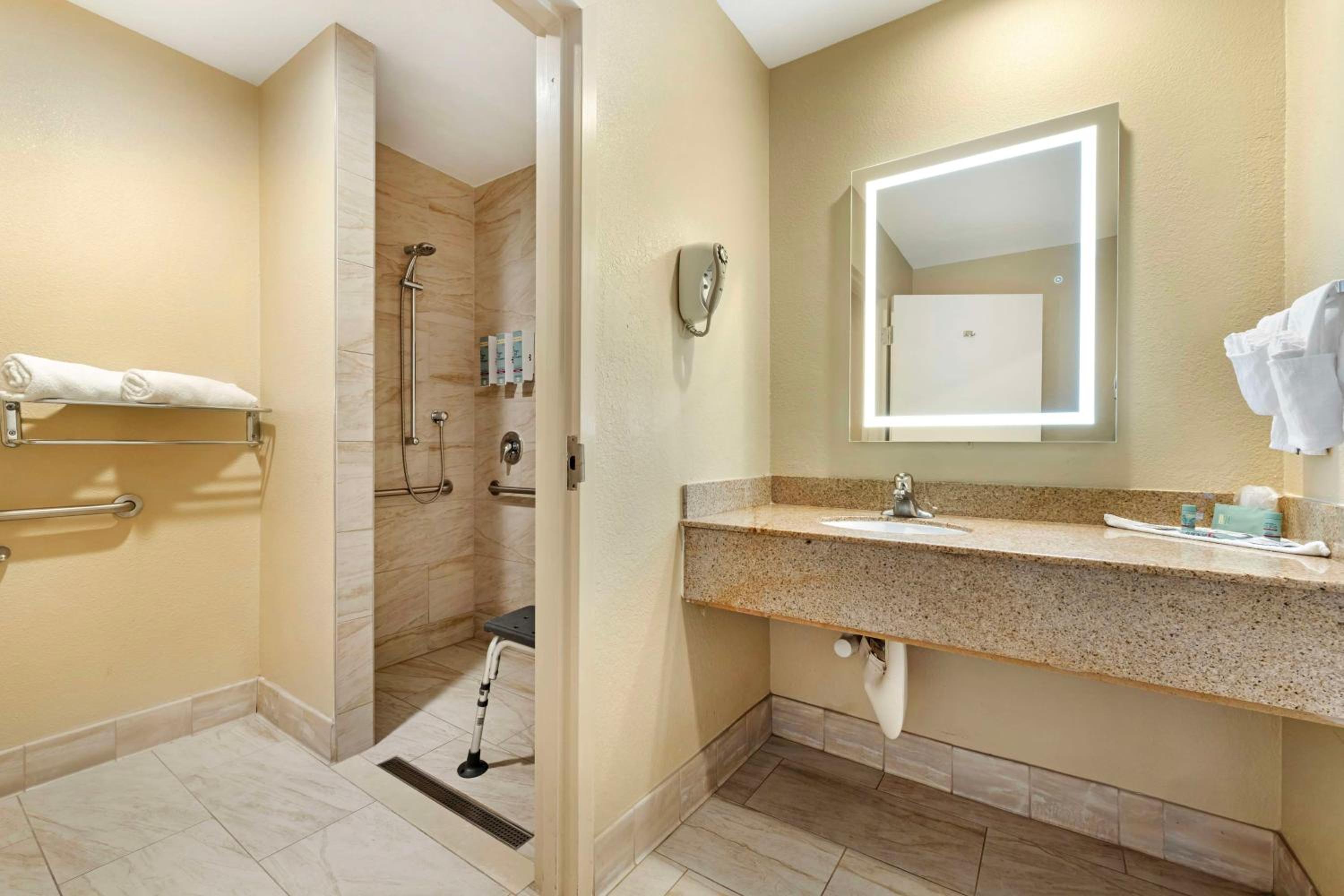King Room with Roll-in Shower - Disability Access/Non-Smoking - Photo 5