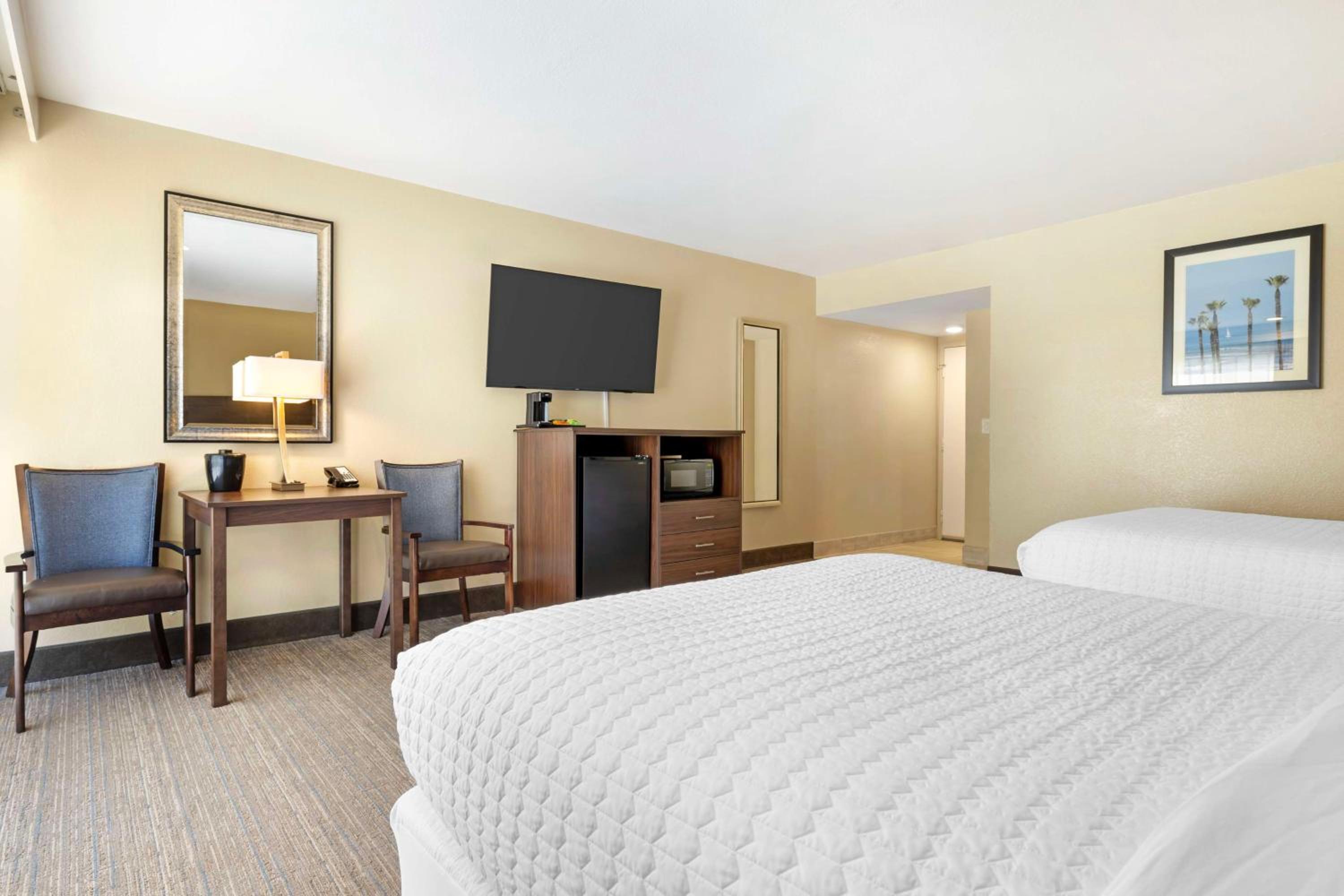 Large  Room With Two Double Beds - Non-Smoking - Photo 5