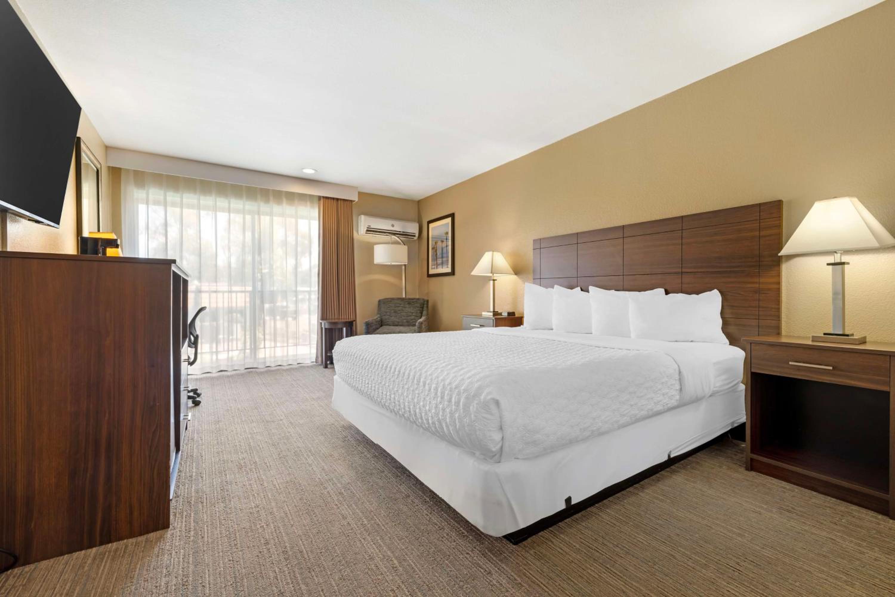 King Room - Non-Smoking - Photo 4