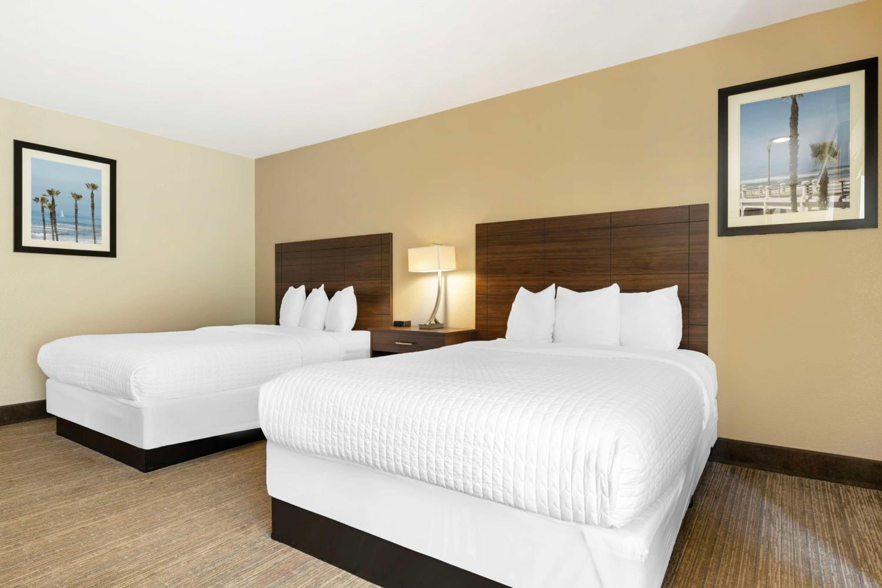 Large  Room With Two Double Beds - Non-Smoking - Photo 3