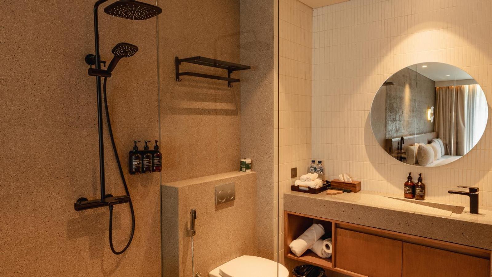 Deluxe Pool Access With Bathtub - Photo 2