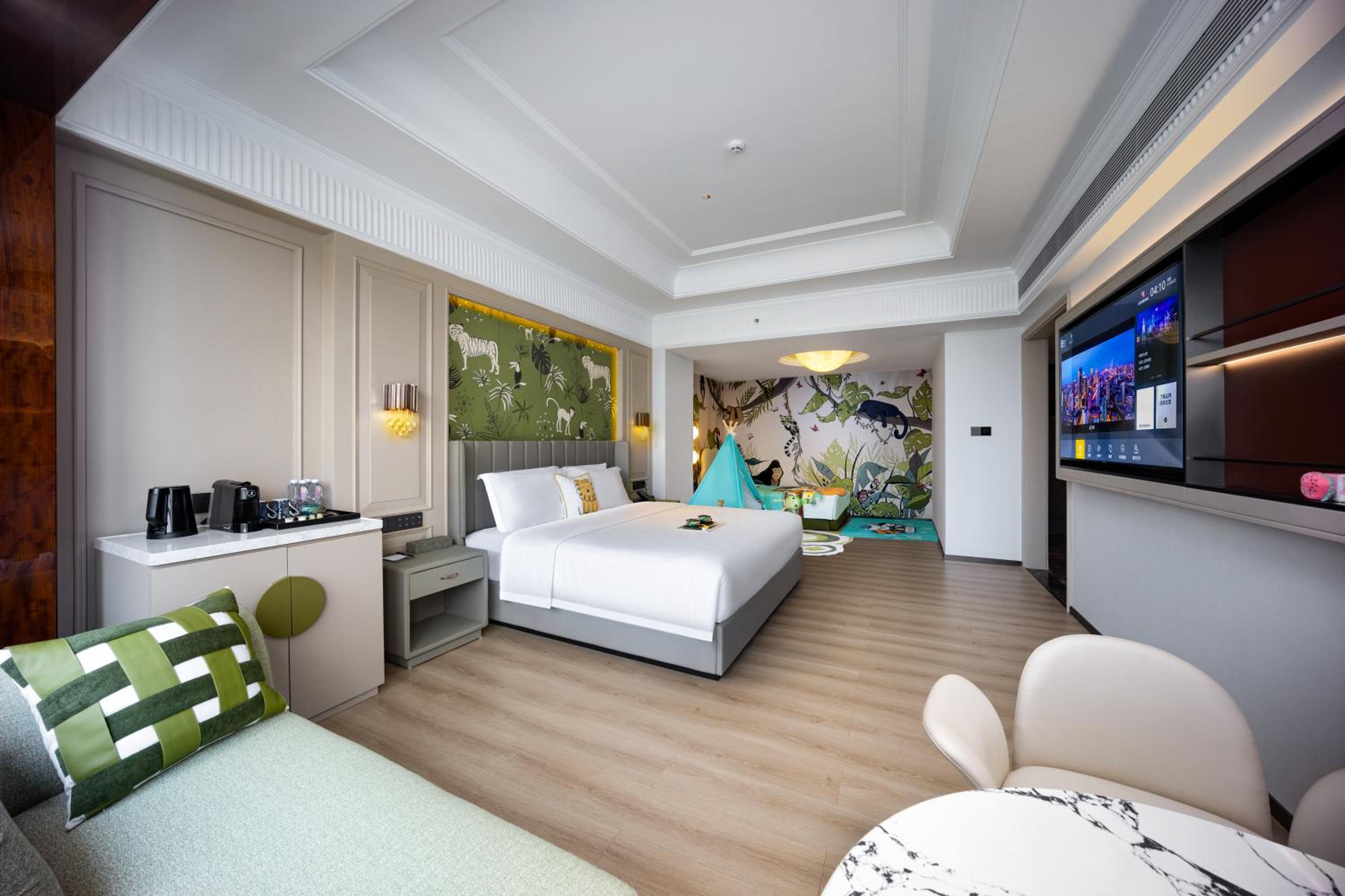 Elegant Family Suite with River View