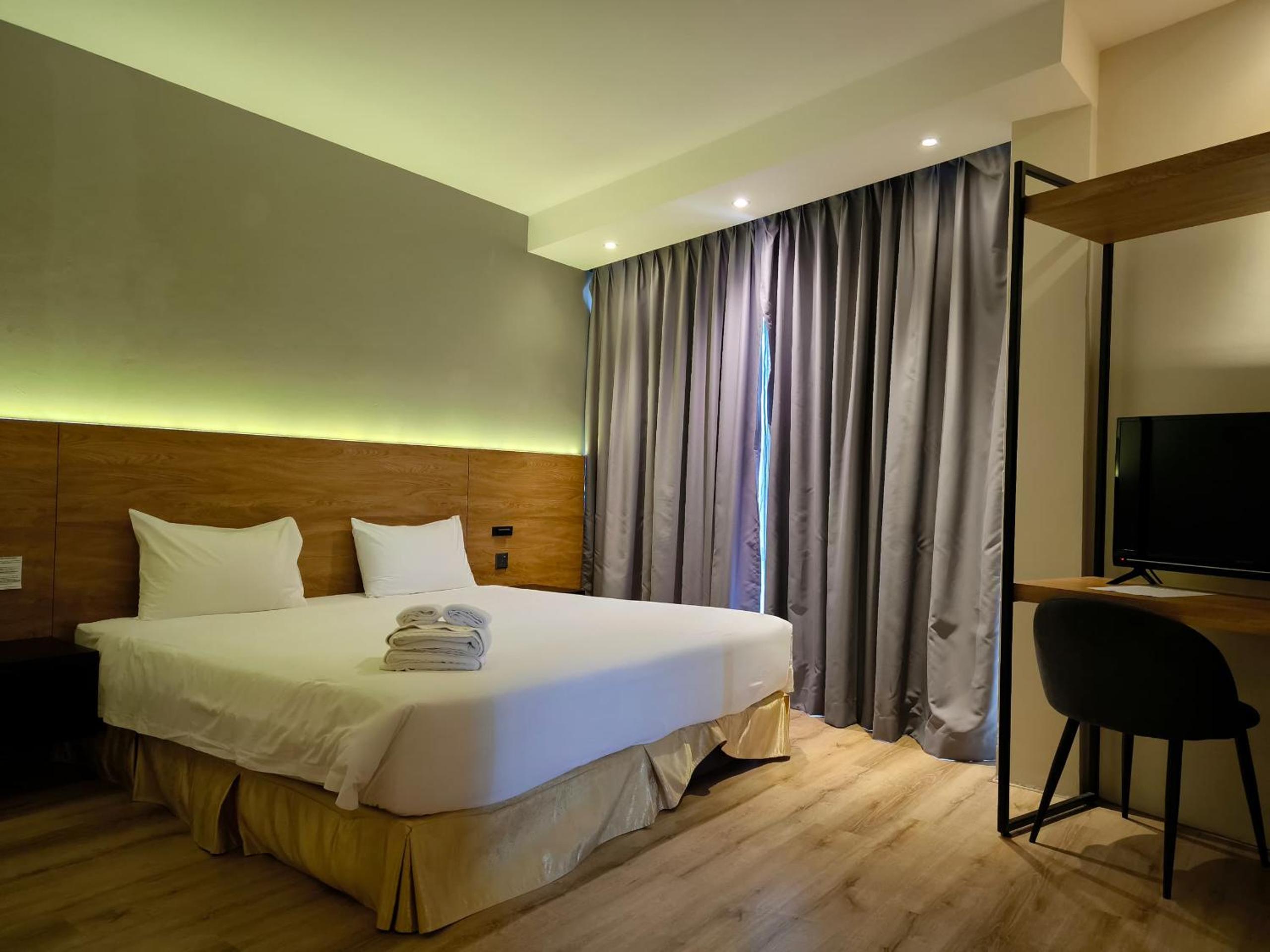Deluxe King Room - Photo 1