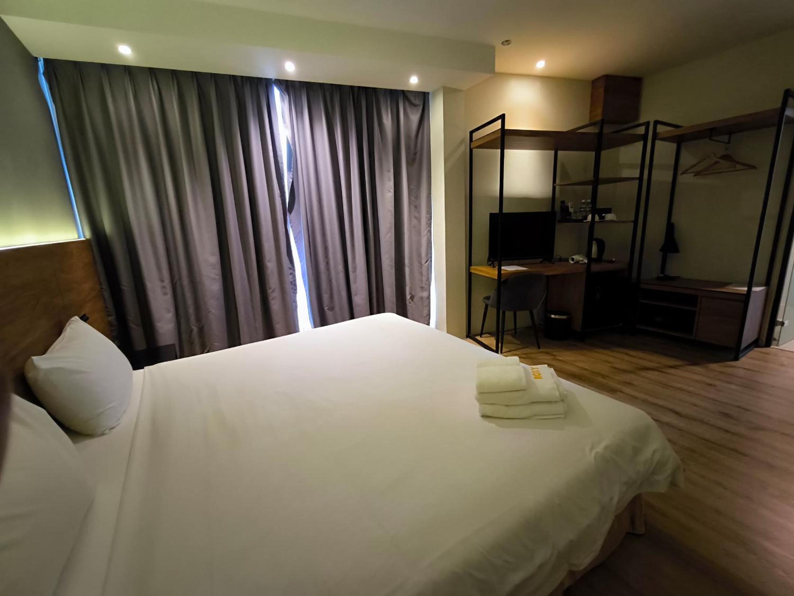 Deluxe King Room - Photo 2
