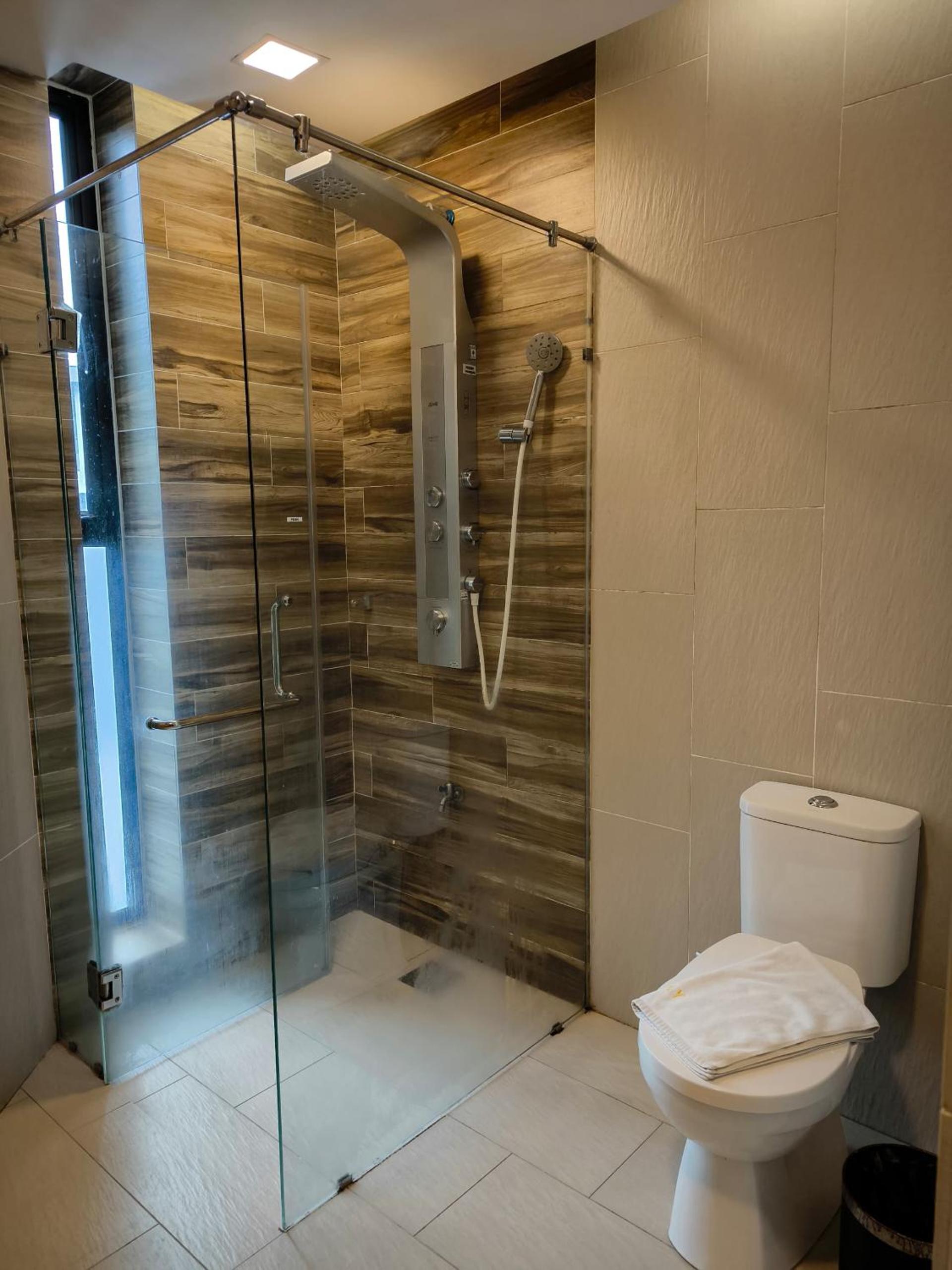 Deluxe King Room - Photo 4