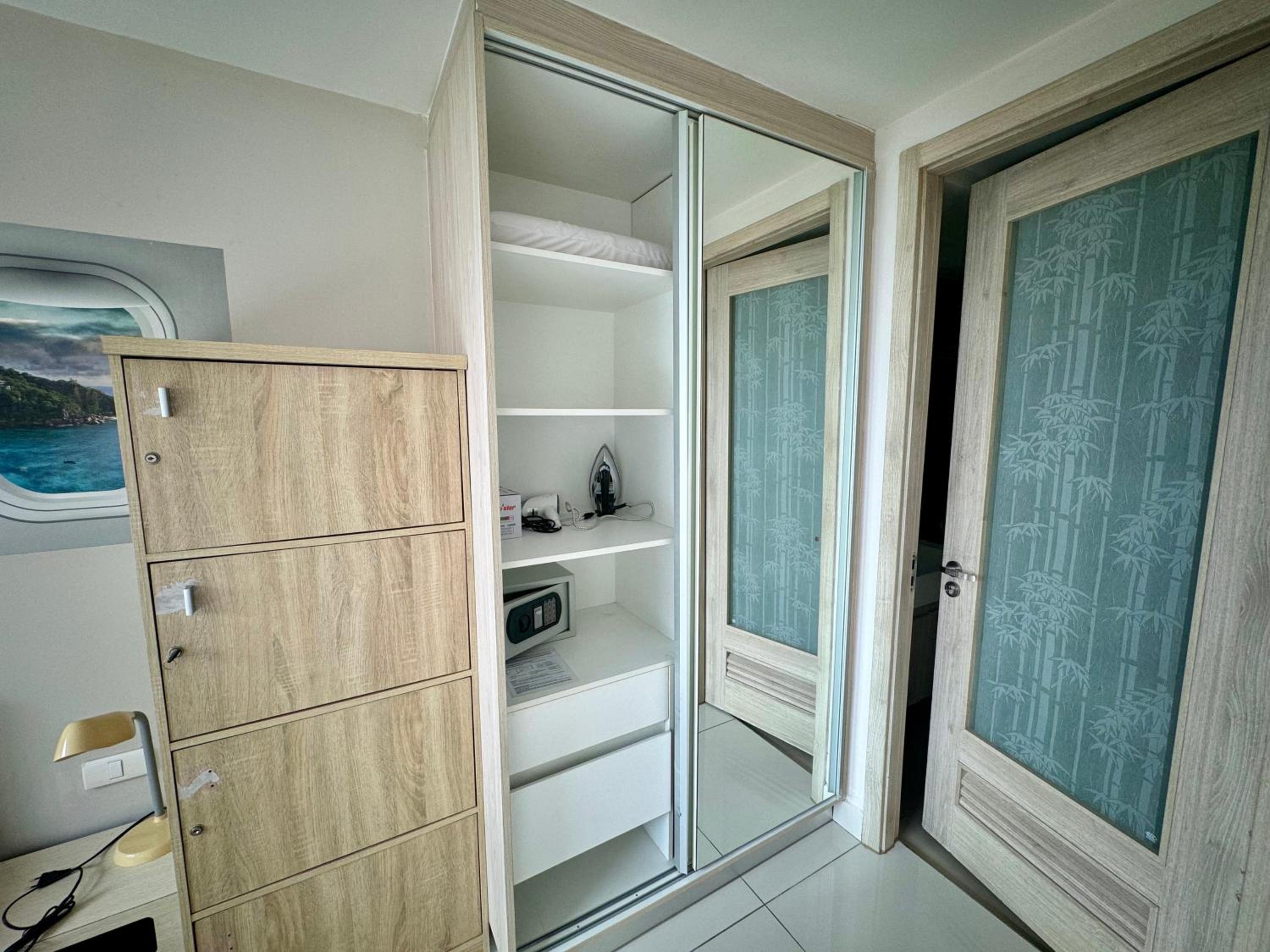 Deluxe One-Bedroom Apartment with Ocean View photo 2