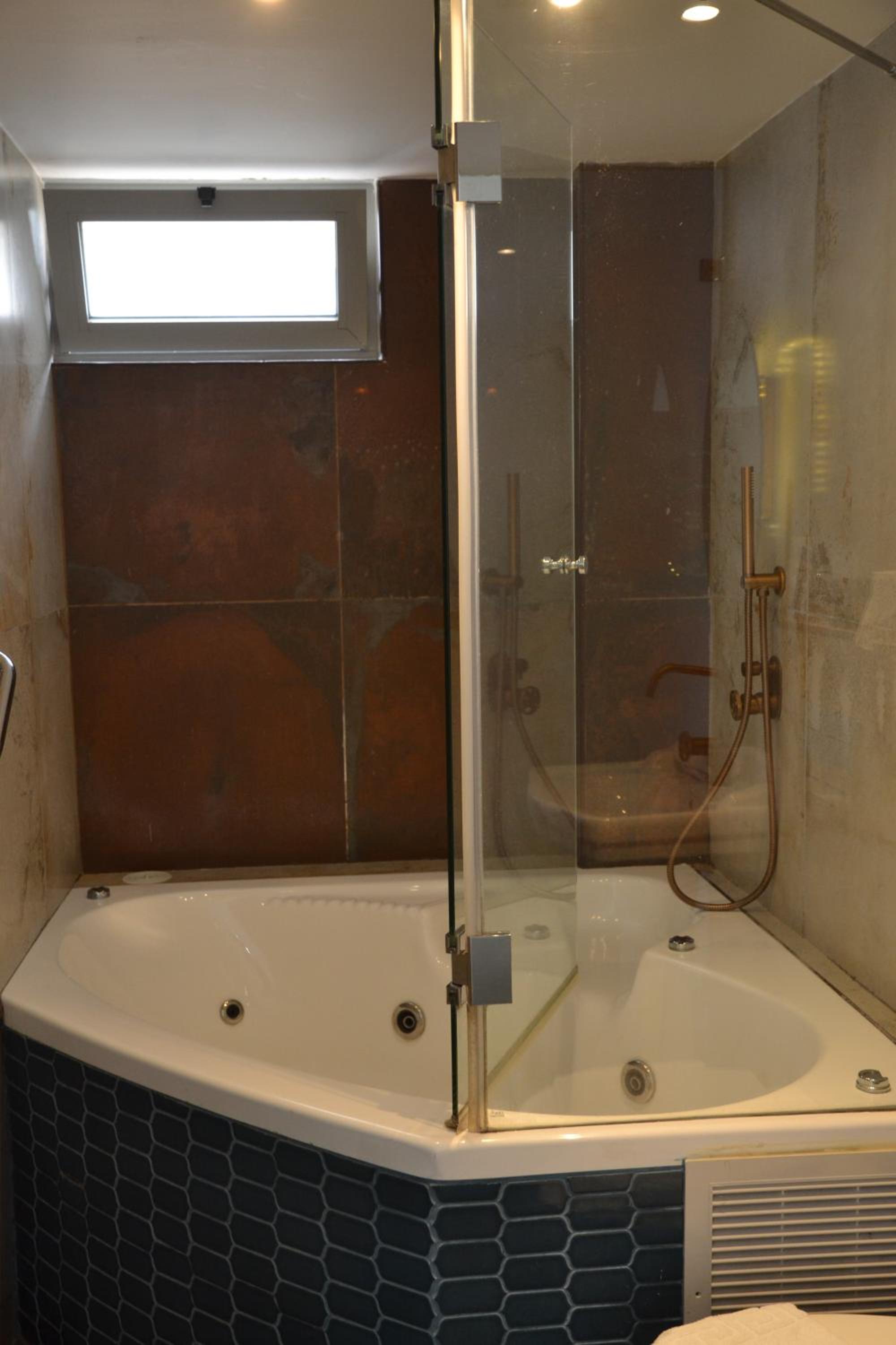 Deluxe Double or Twin Room - Photo 10