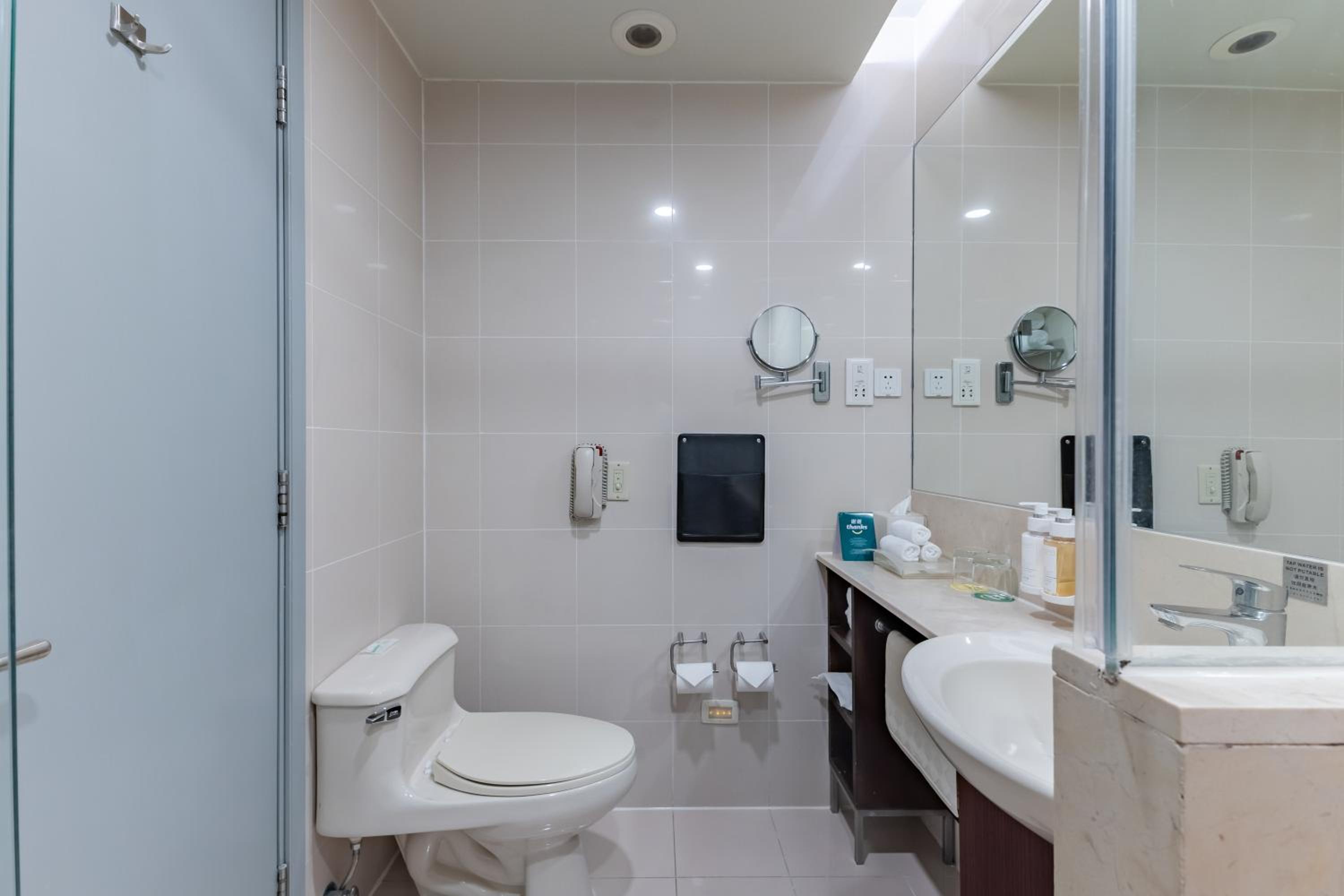 Standard Twin Room thumbnail 5