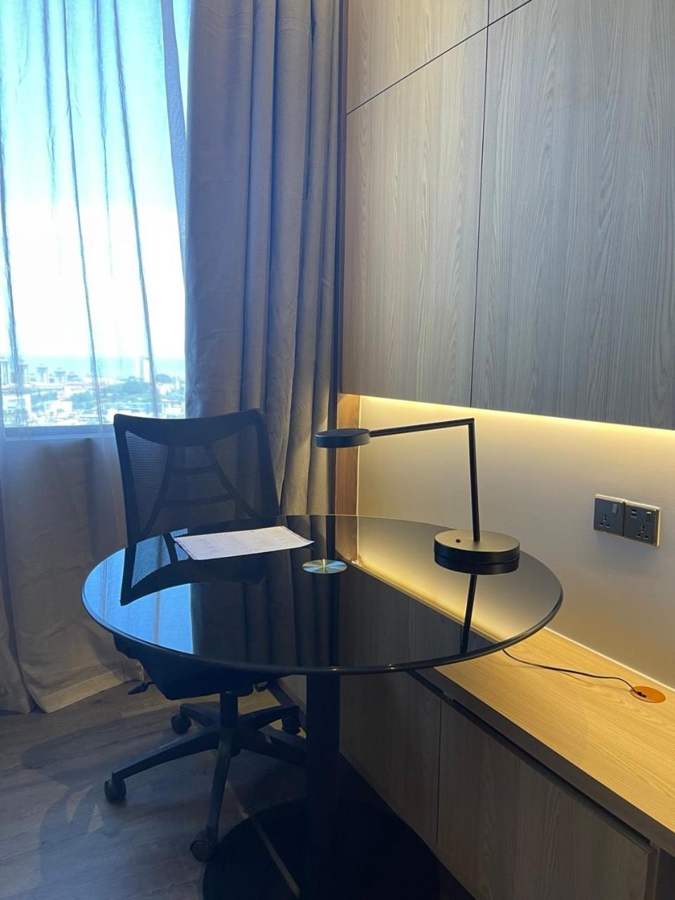 Double Room with Two Double Beds and Straits View - Photo 4