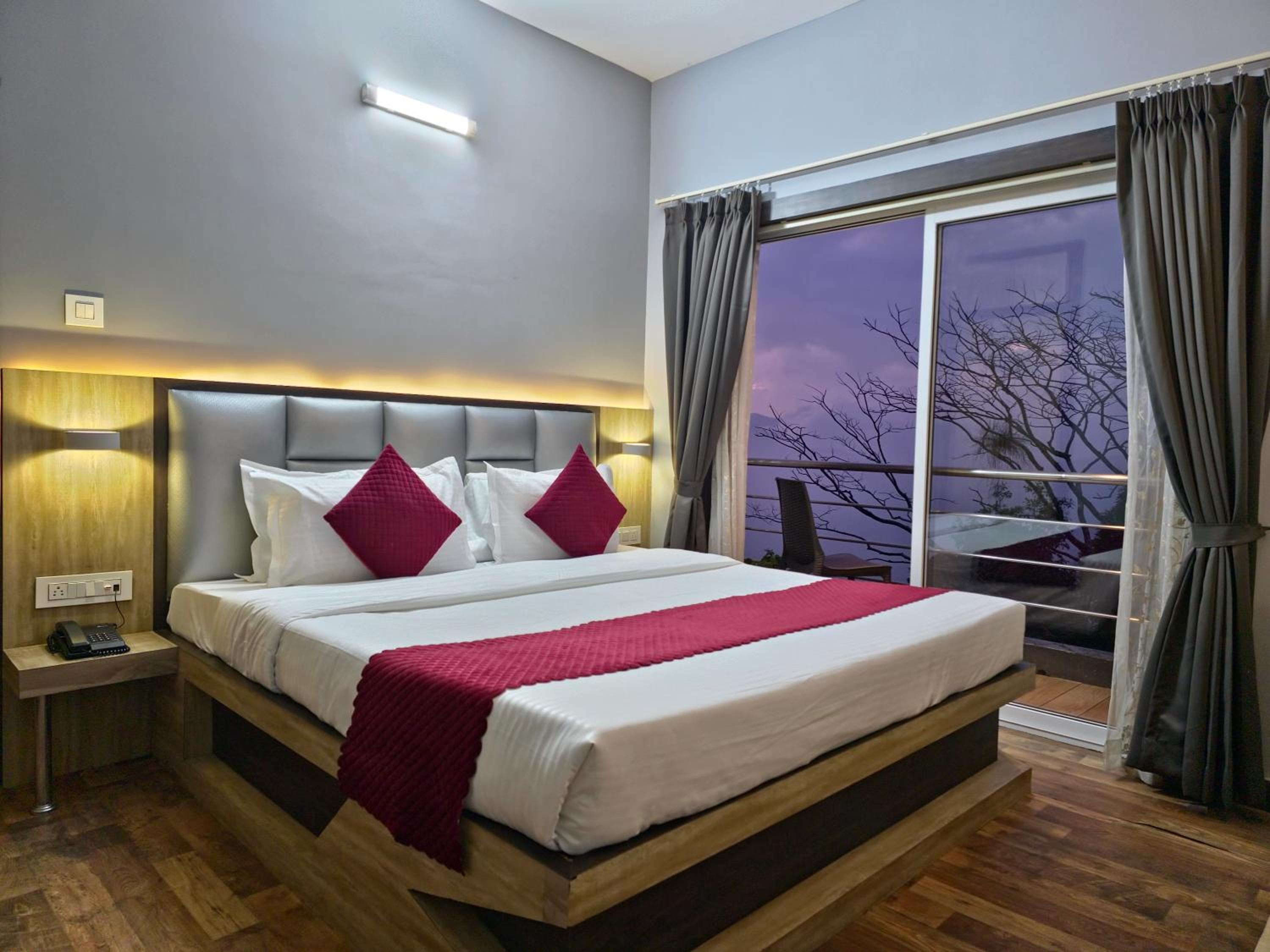 Double Room with Balcony (2 Adults + 1 Child) photo 1