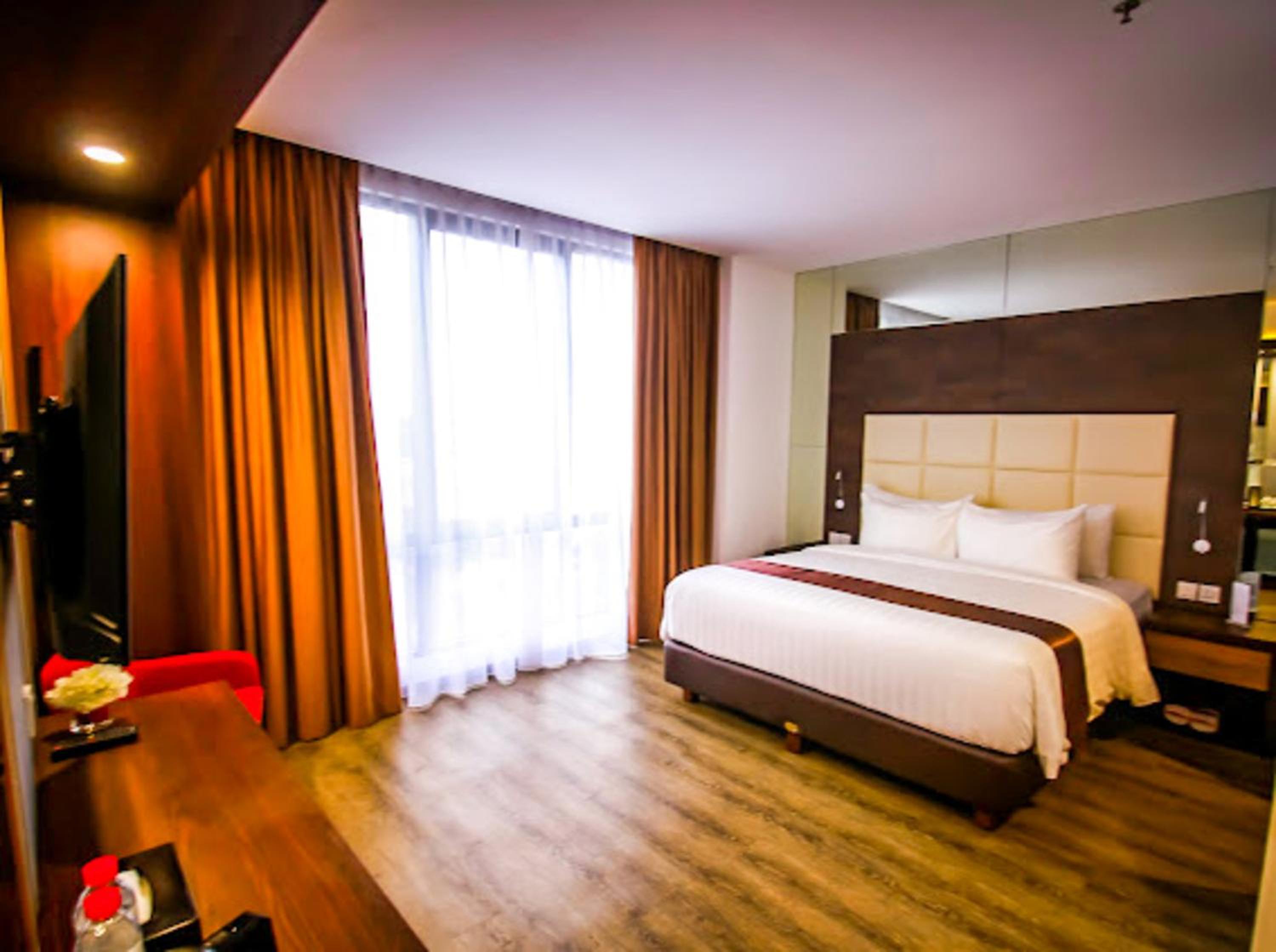 Deluxe King Room - Photo 2