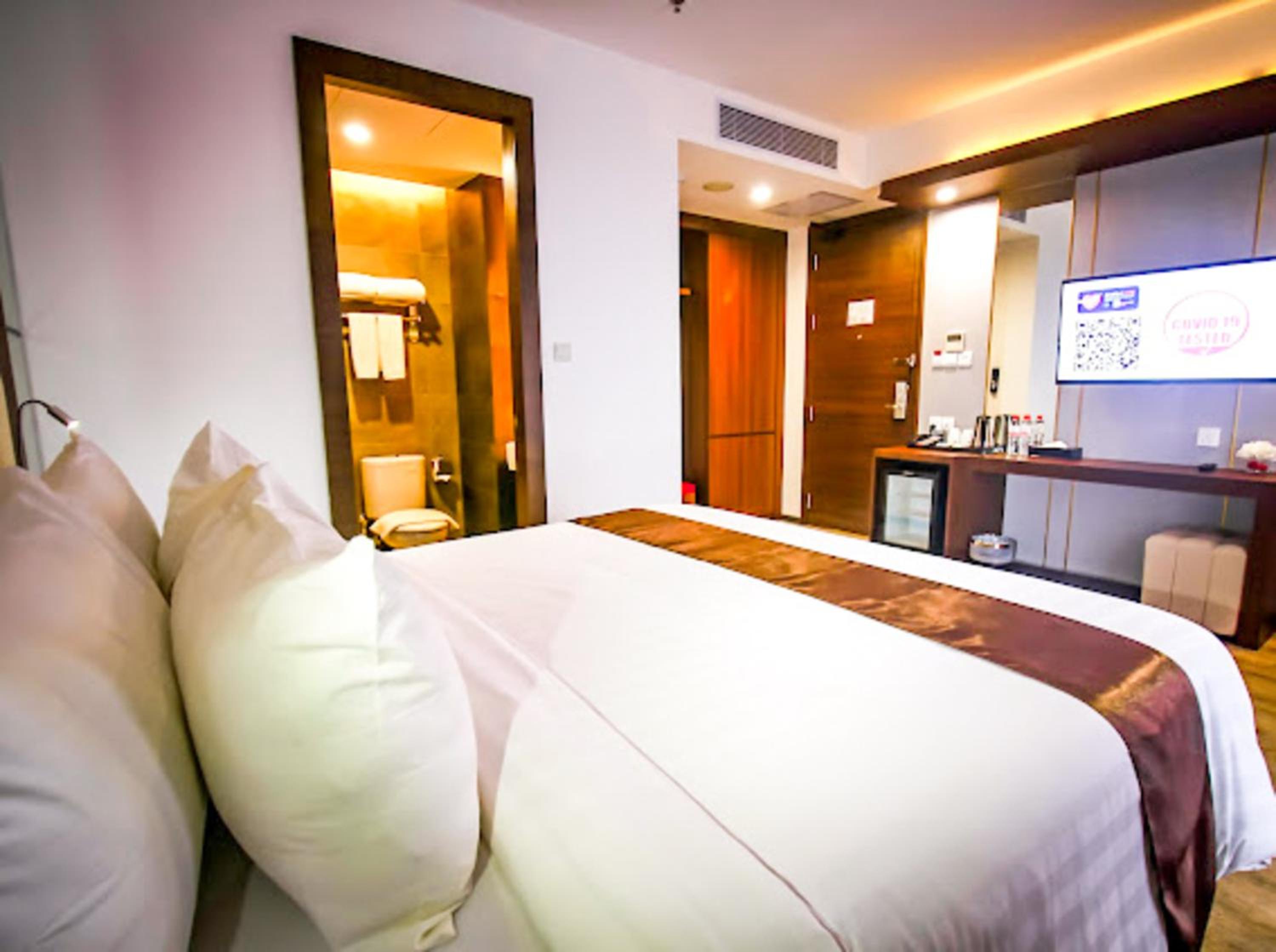 Deluxe King Room - Photo 3