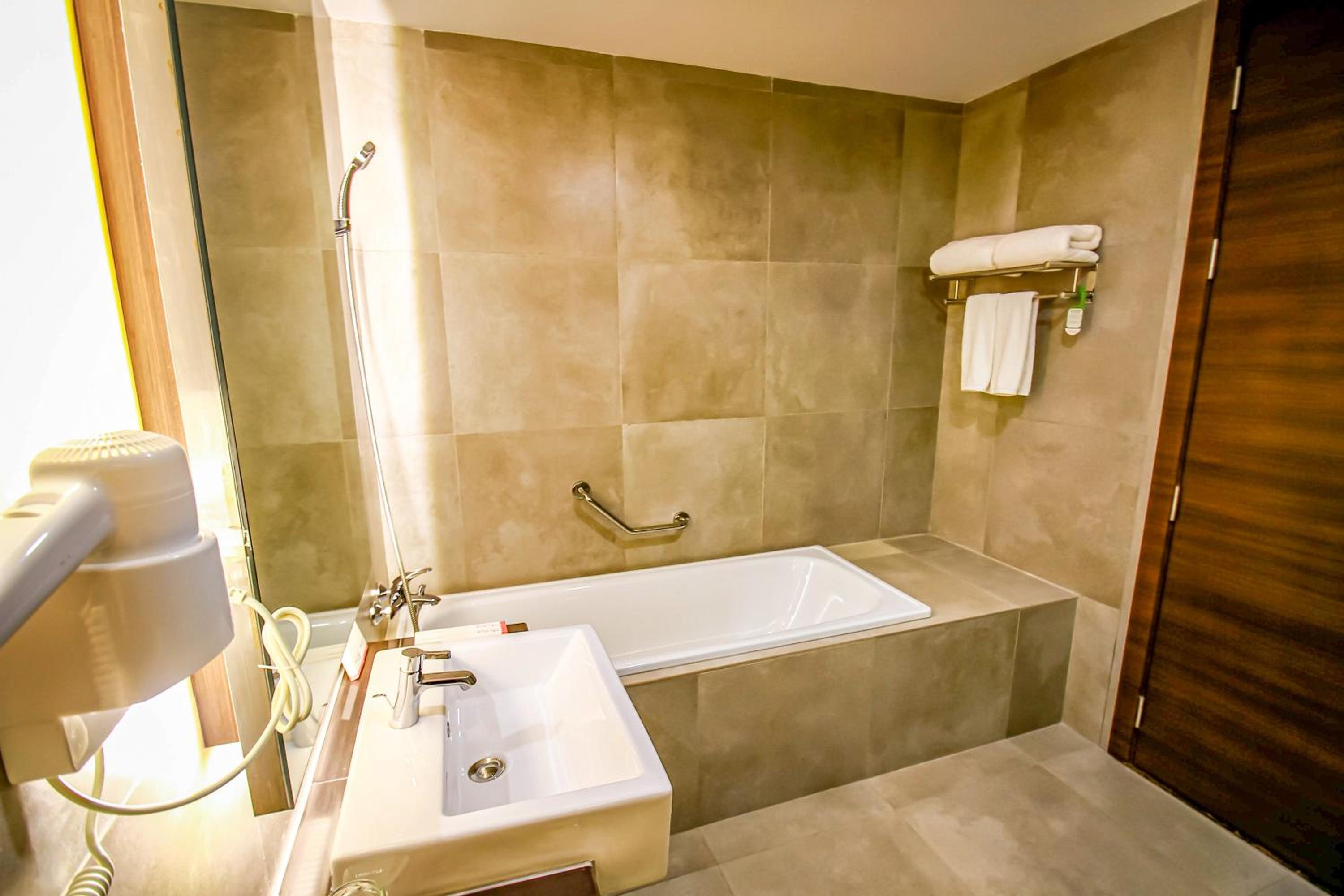 One-Bedroom Suite - Photo 3