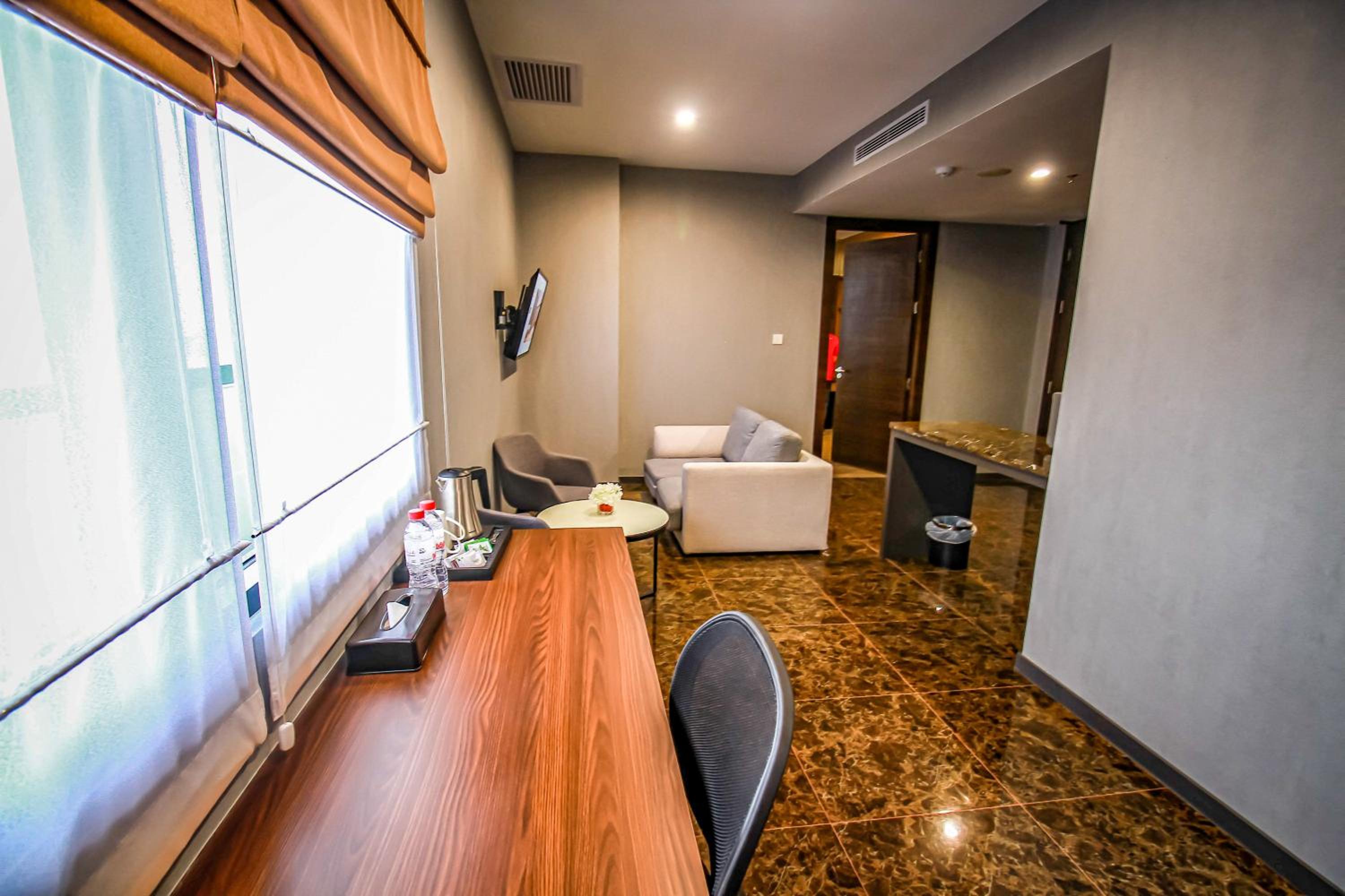 One-Bedroom Suite - Photo 6