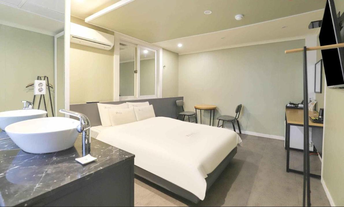 Deluxe Room - Photo 19