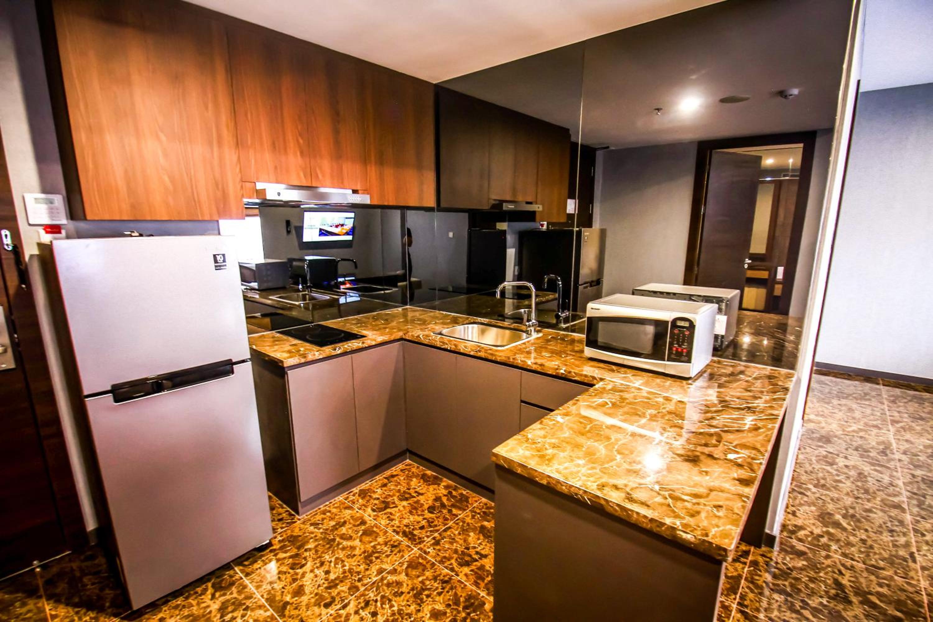 One-Bedroom Suite - Photo 8