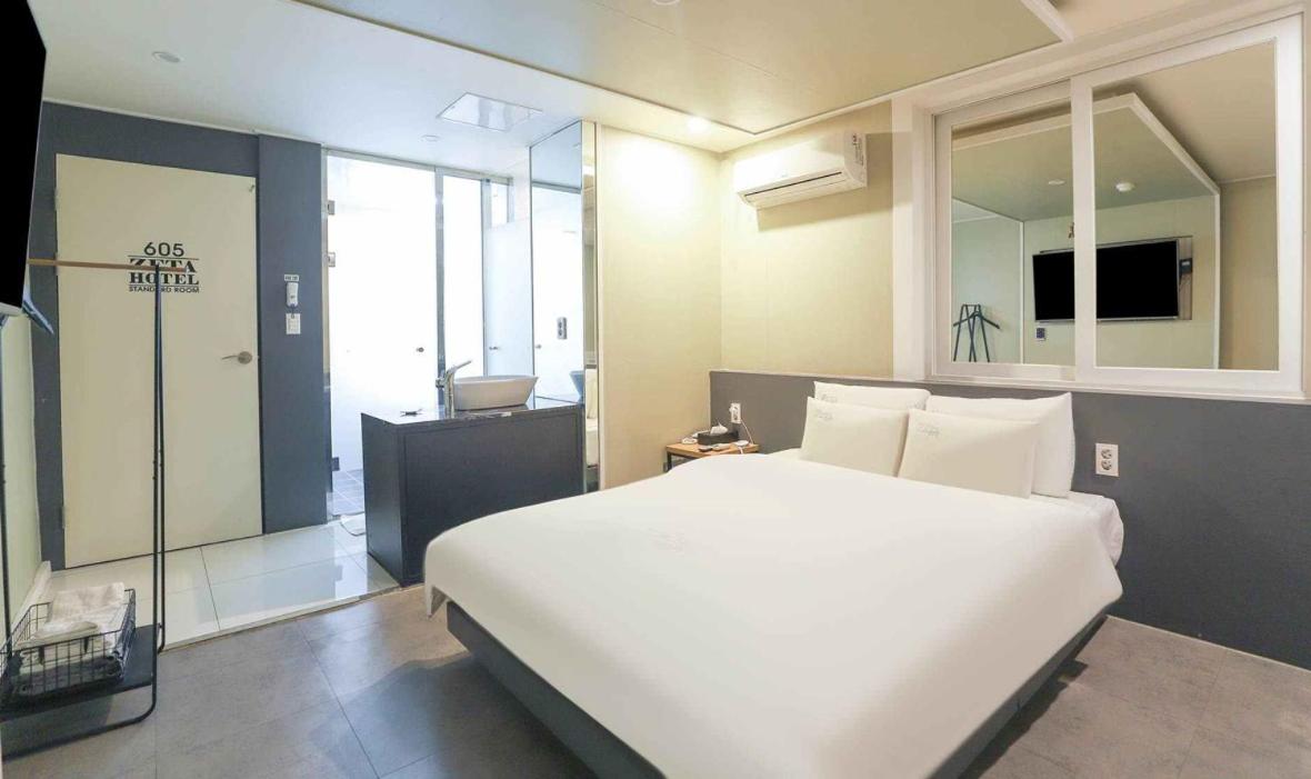Double Room with Private Bathroom - Photo 2