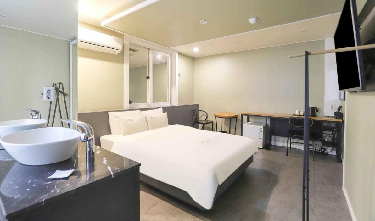 Double Room with Private Bathroom - Photo 6