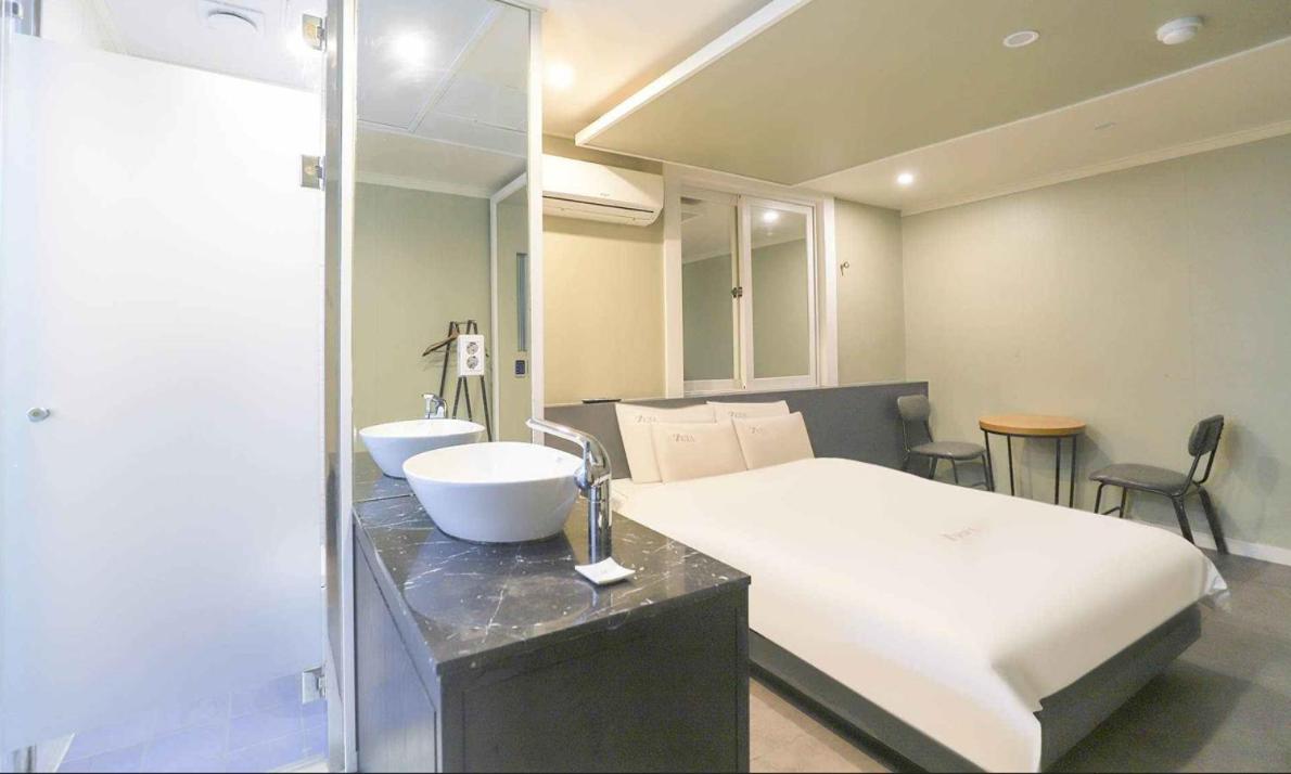 Double Room with Private Bathroom - Photo 5