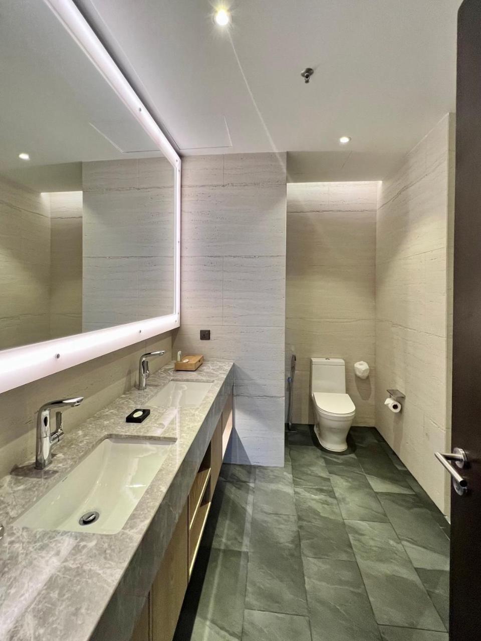 Deluxe King Suite with Sea View