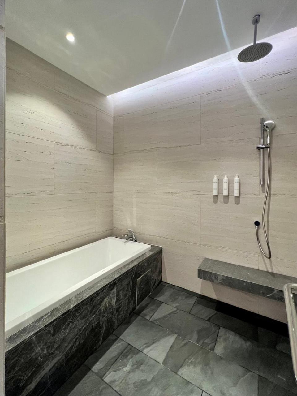 Deluxe King Suite with Sea View