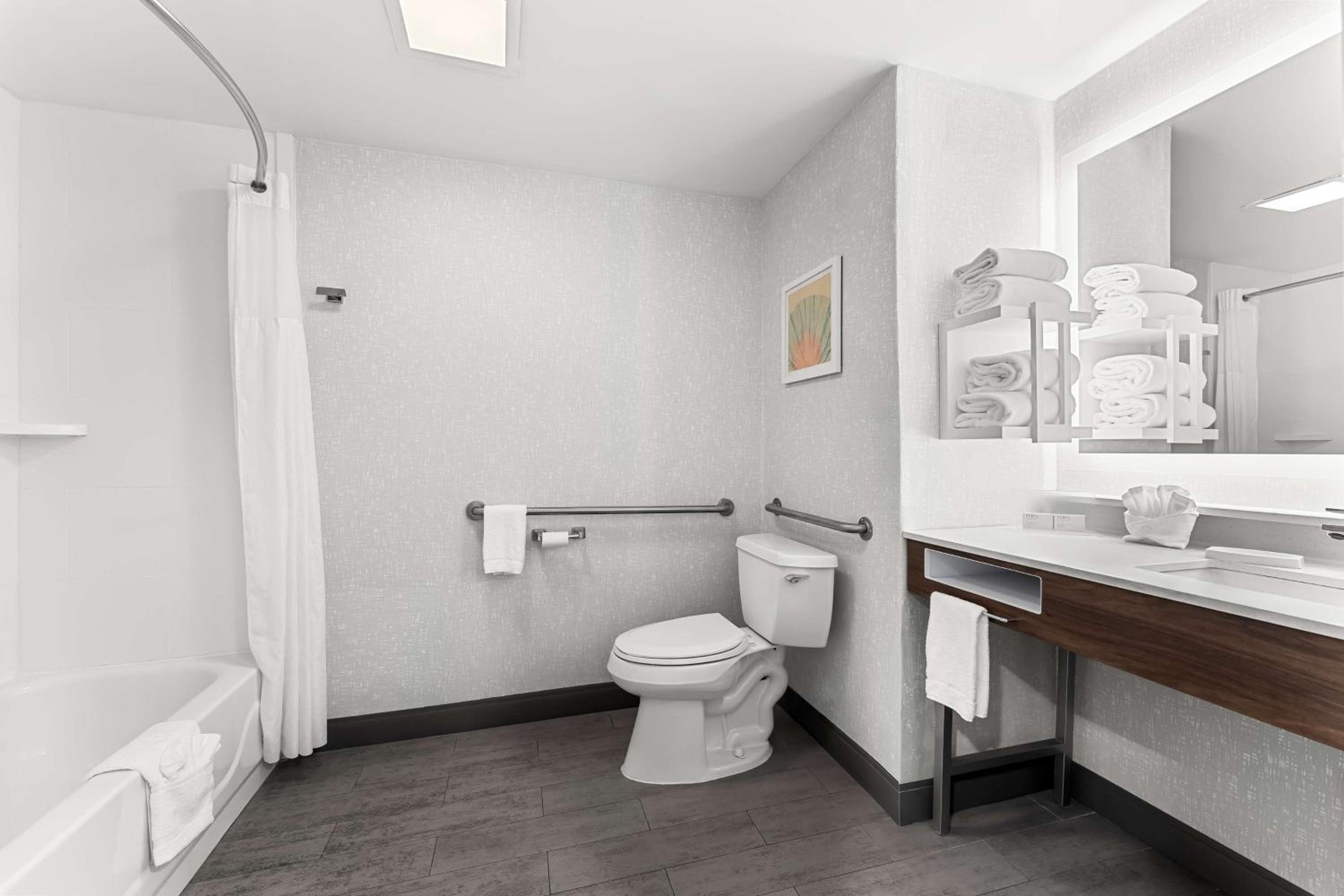 Queen Room with Mobility Access/Non-Smoking - Photo 2