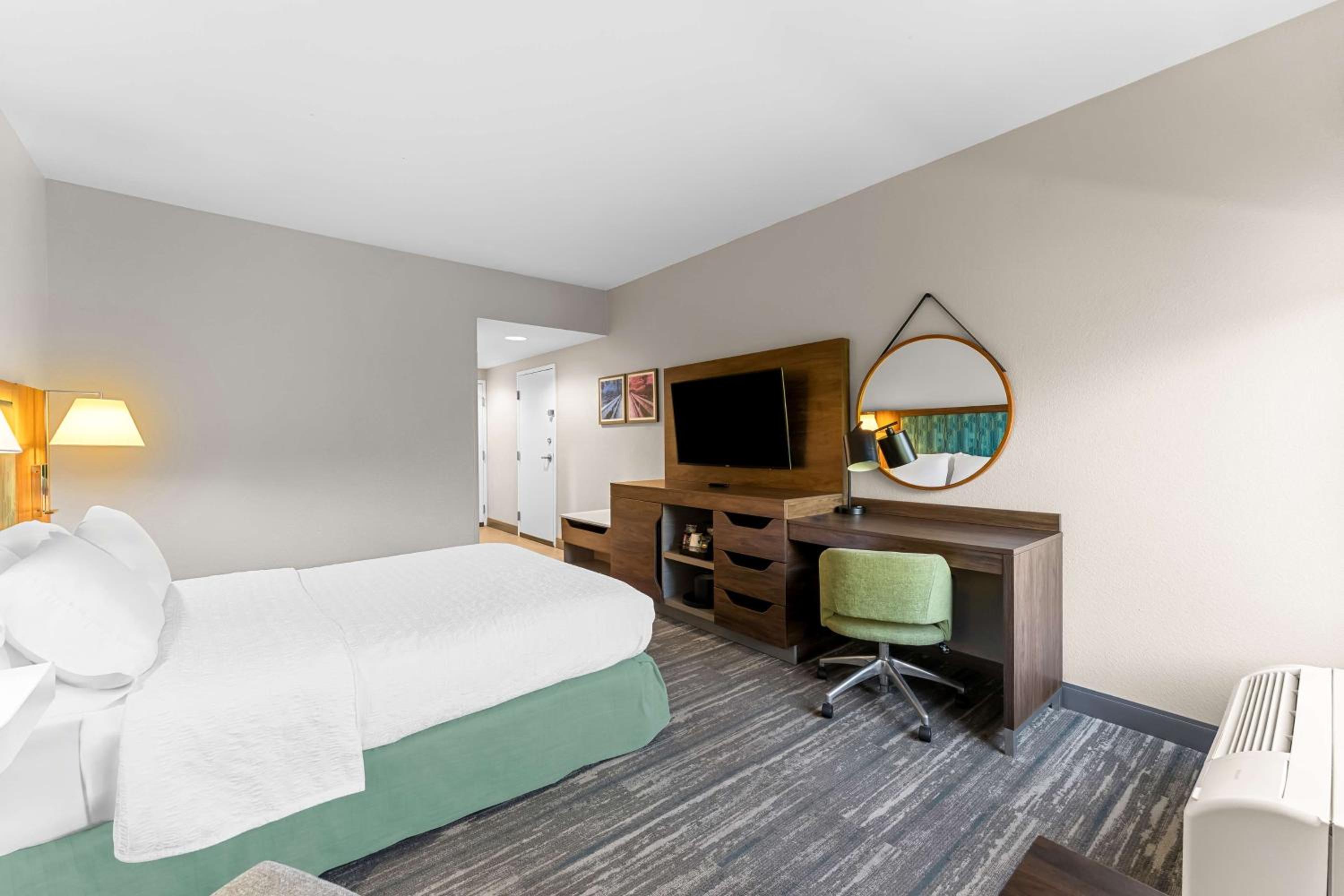 Queen Room with Mobility Access/Non-Smoking - Photo 1
