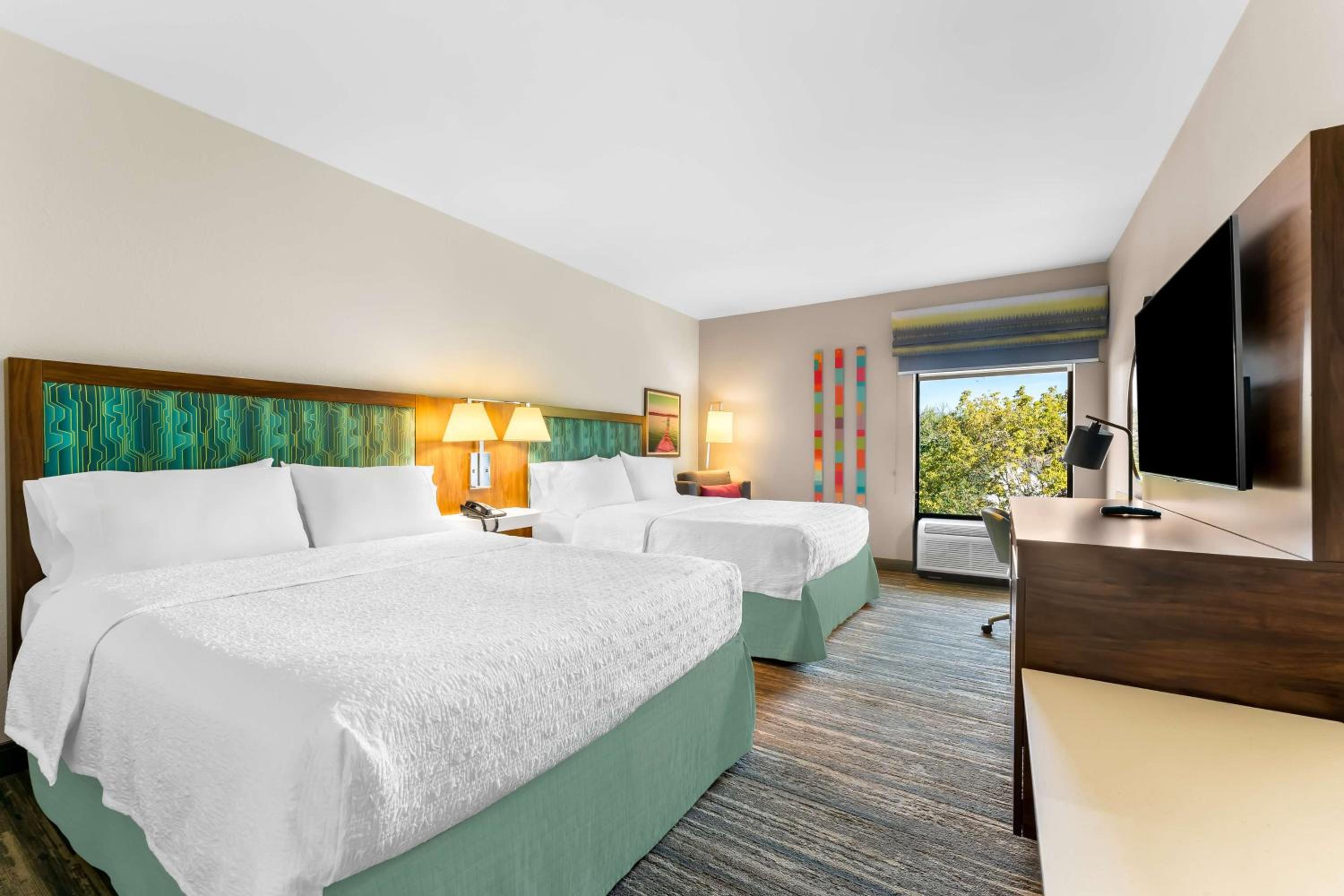 Queen Room with Two Queen Beds - Non-Smoking - Photo 4
