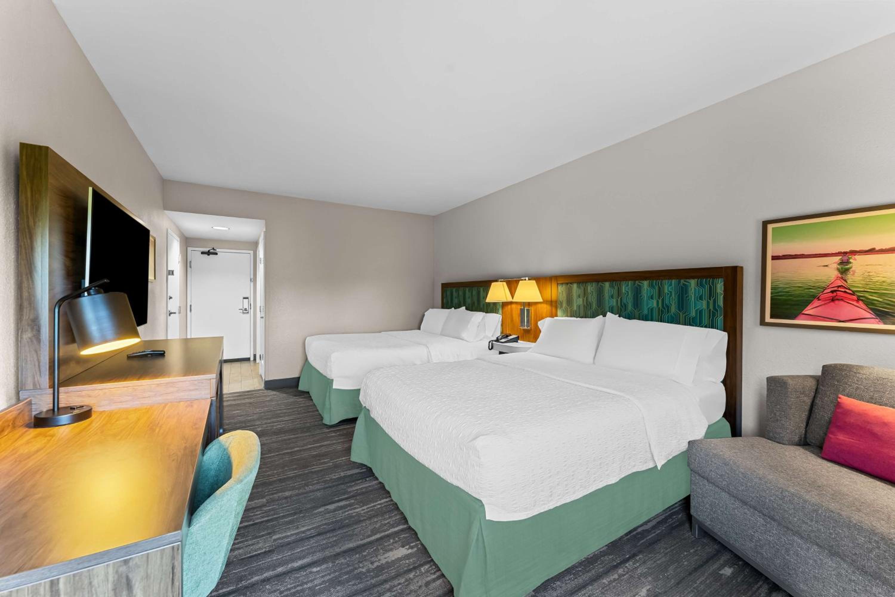 Queen Room with Two Queen Beds - Non-Smoking - Photo 3