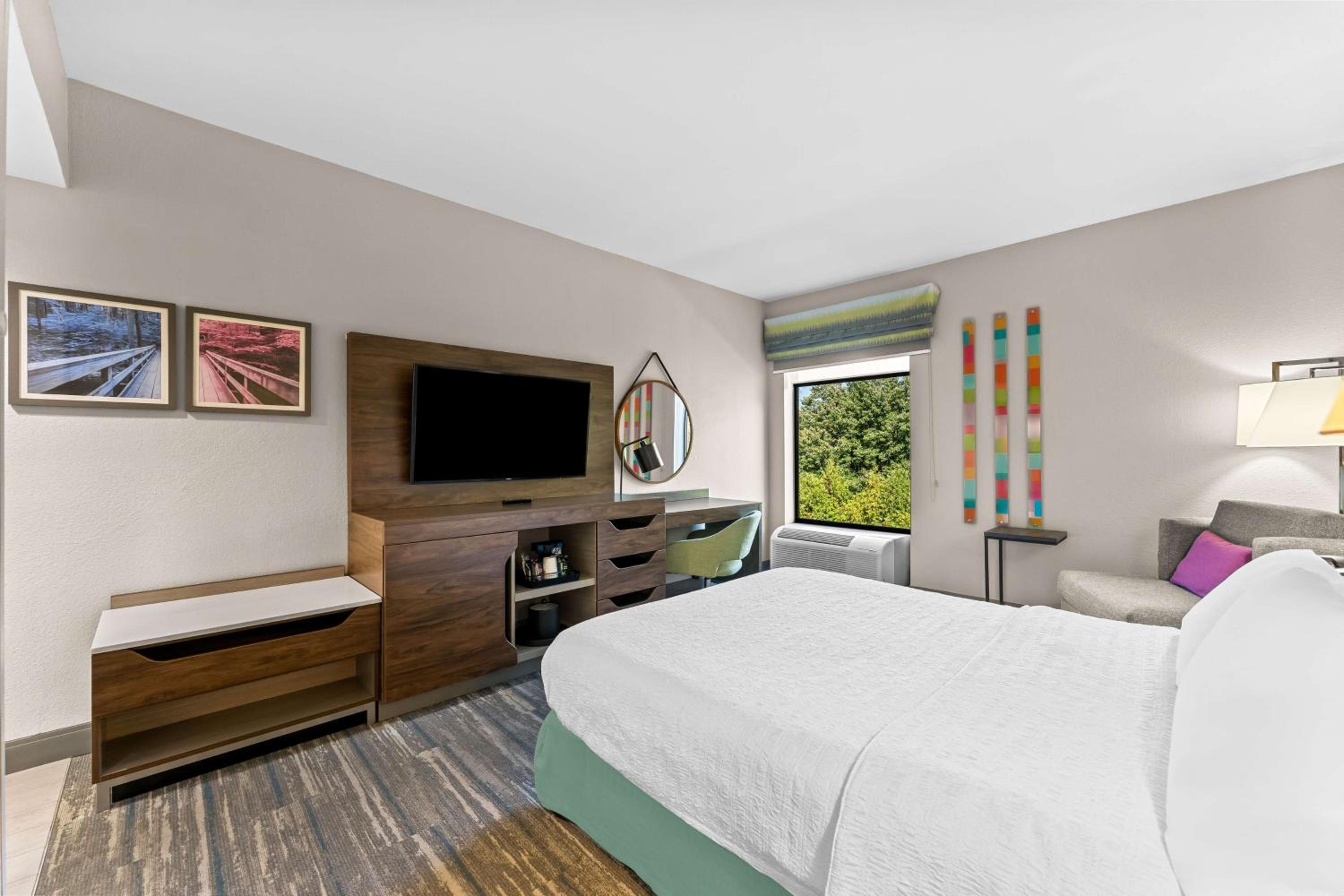 Queen Room with Mobility Access/Non-Smoking - Photo 5