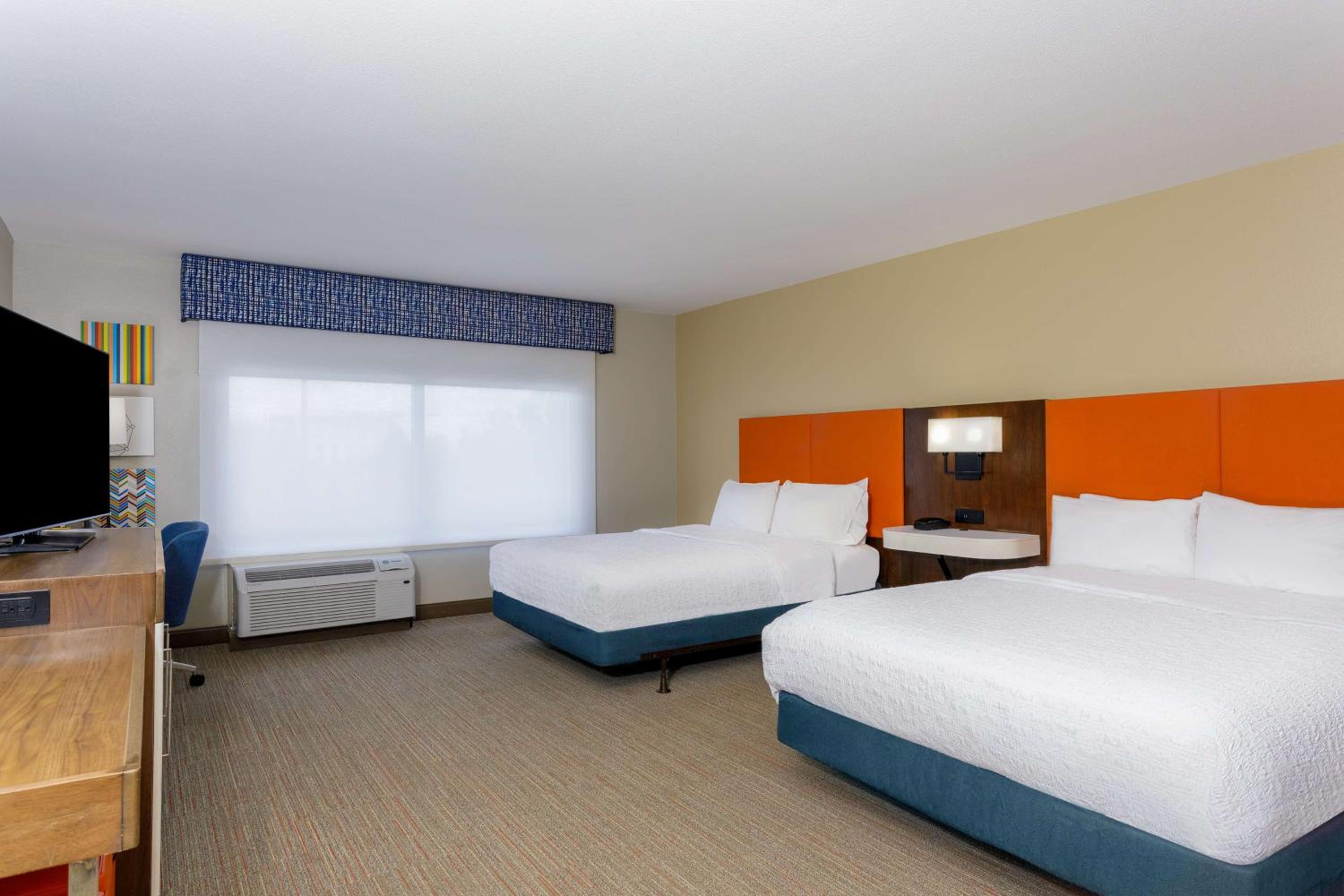 Queen Room with Two Queen Beds and Bath Tub - Mobility Access - Photo 4