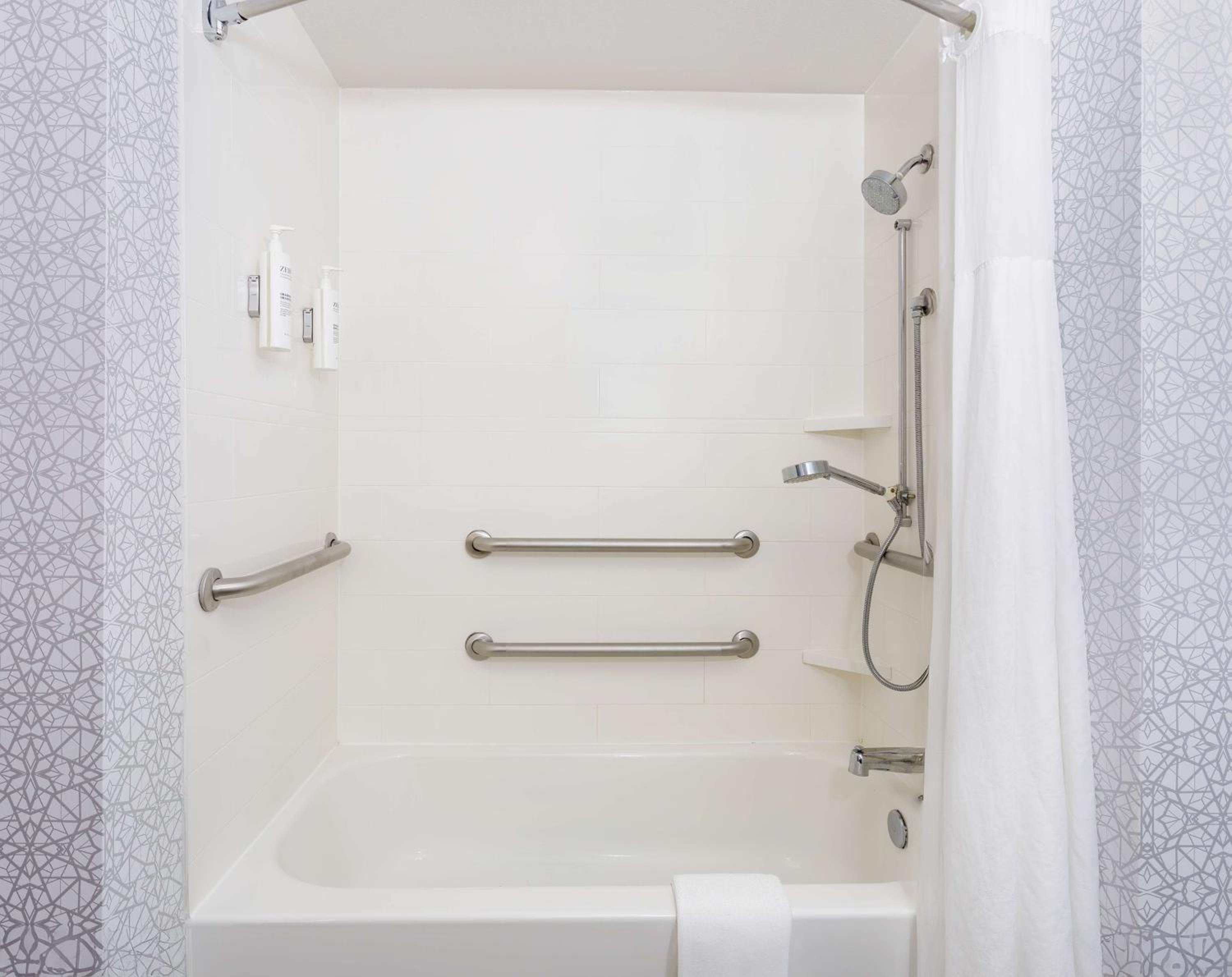 King Room with Sofa Bed and Bath Tub - Mobility Accessible - Photo 2