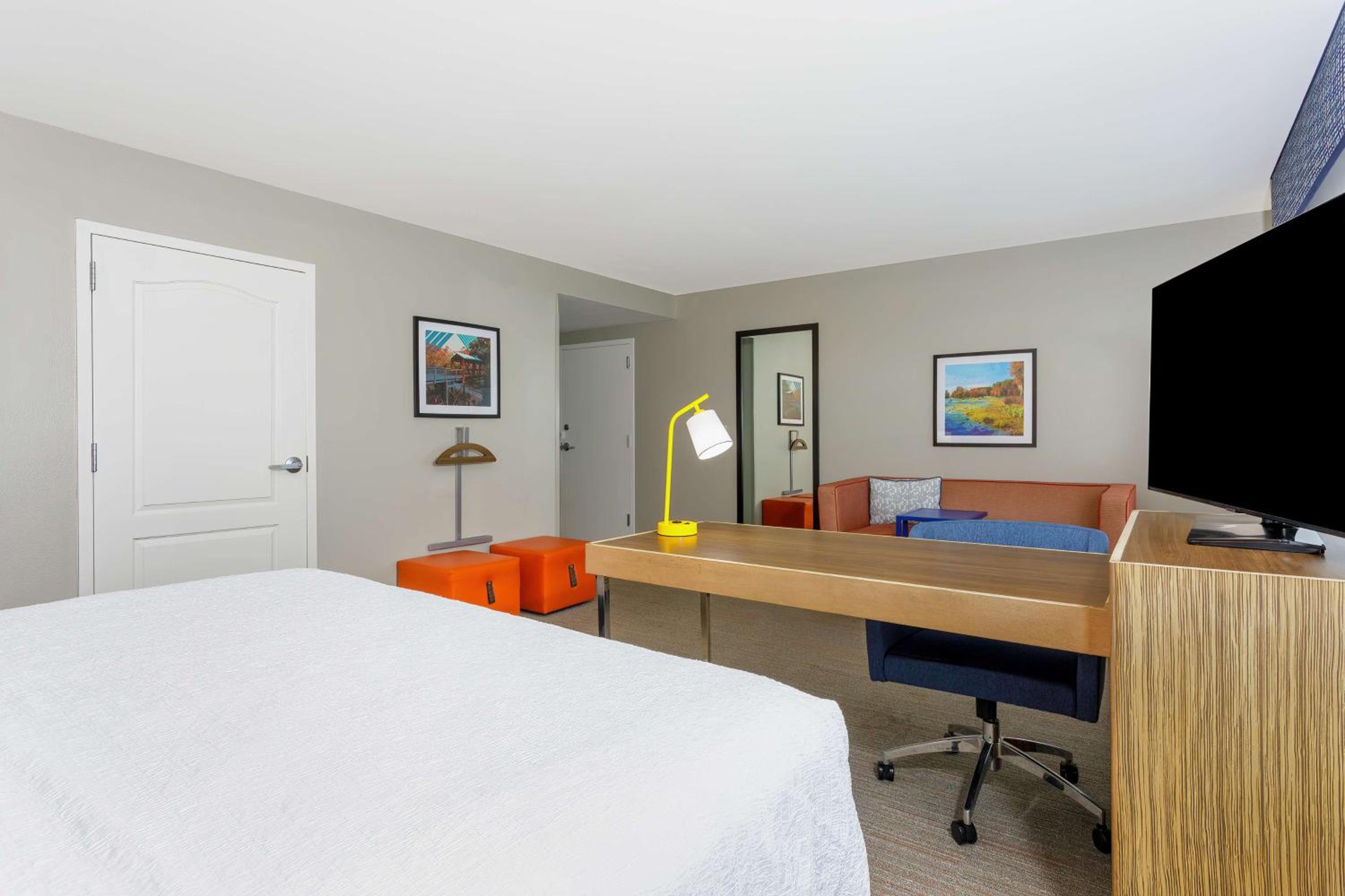 King Room with Sofa Bed and Bath Tub - Mobility Accessible - Photo 5