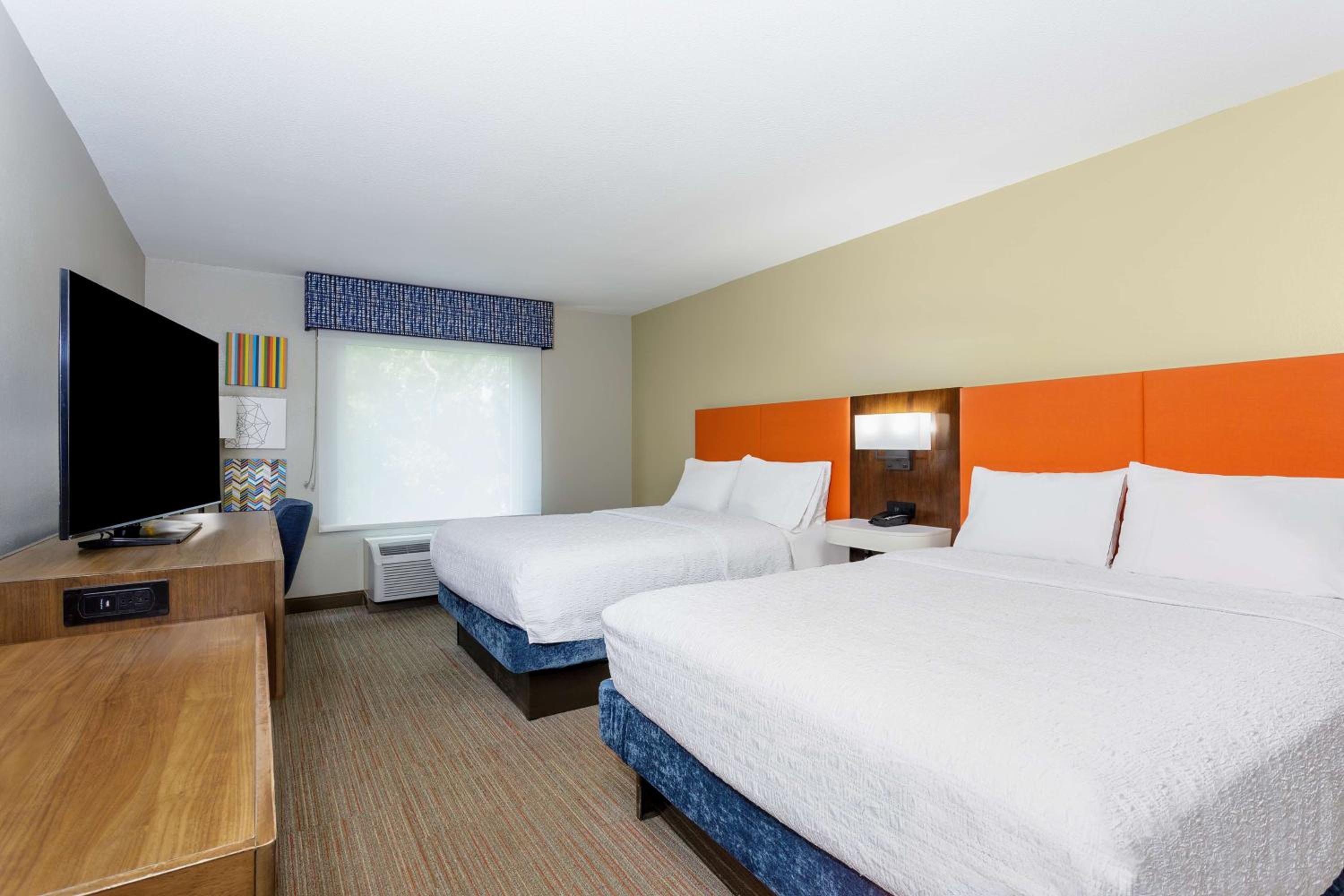 Queen Room with Two Queen Beds - Photo 8