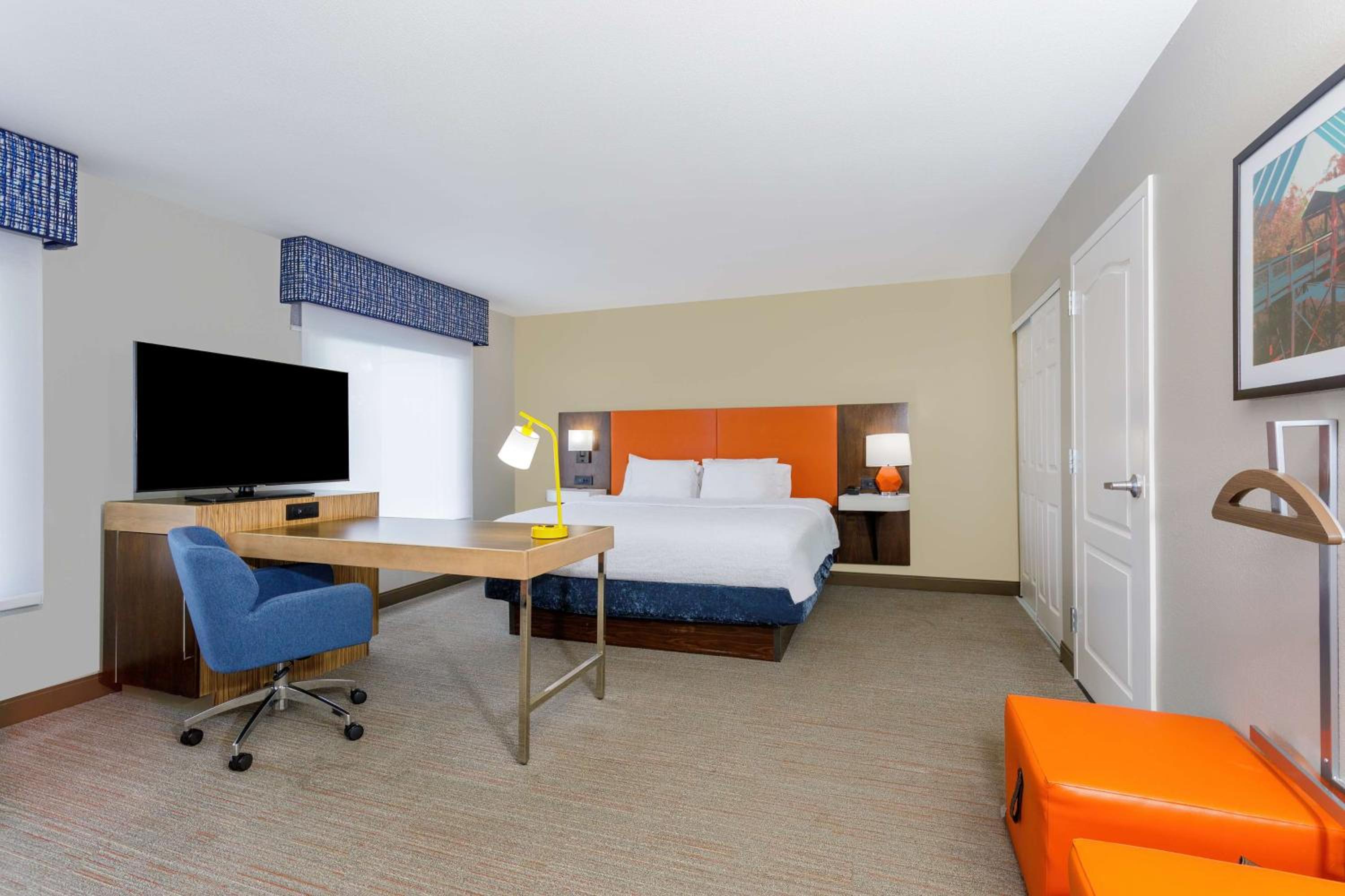 King Room with Sofa Bed and Bath Tub - Mobility Accessible - Photo 4