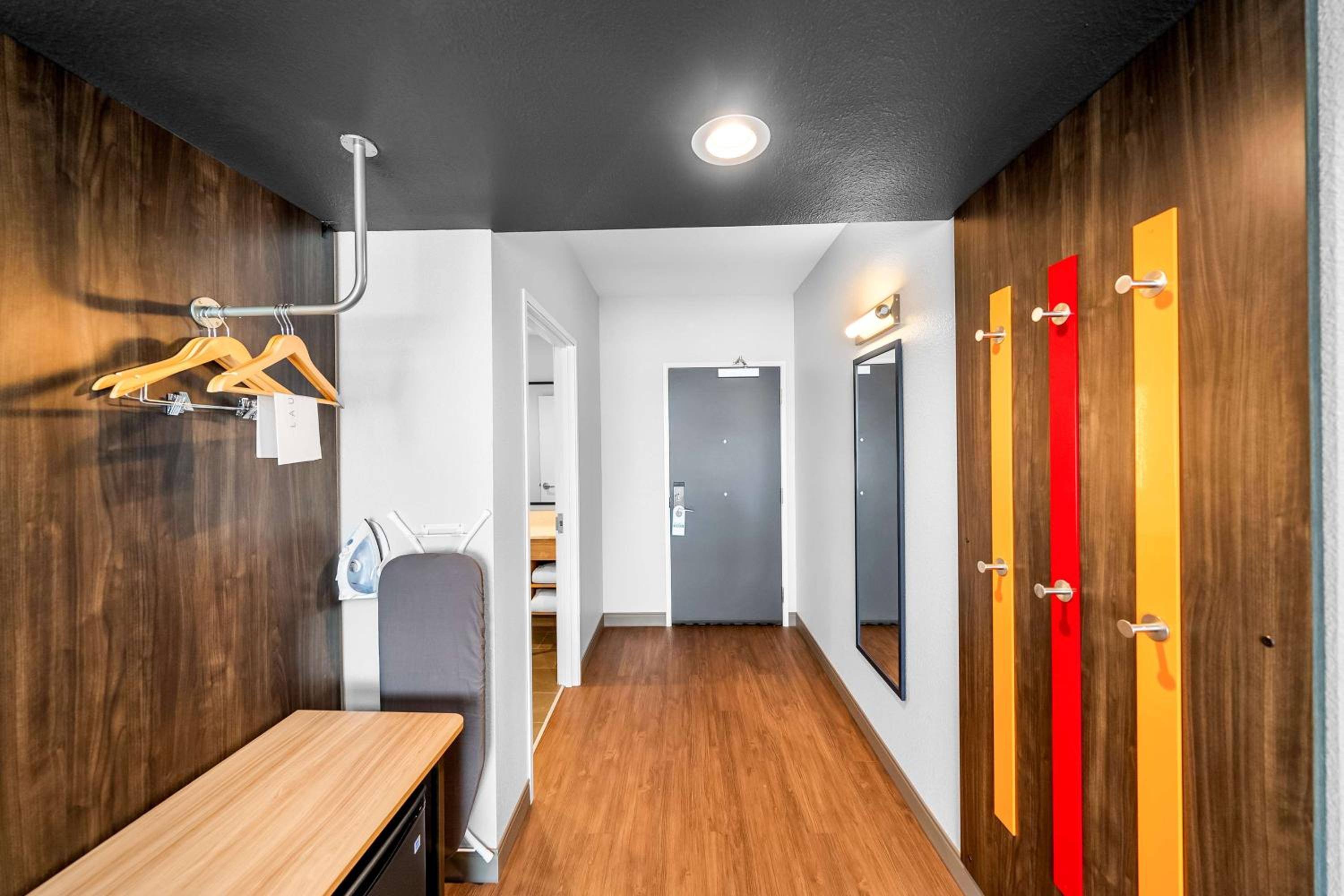 King Room with Bath Tub - Mobility Access - Photo 4