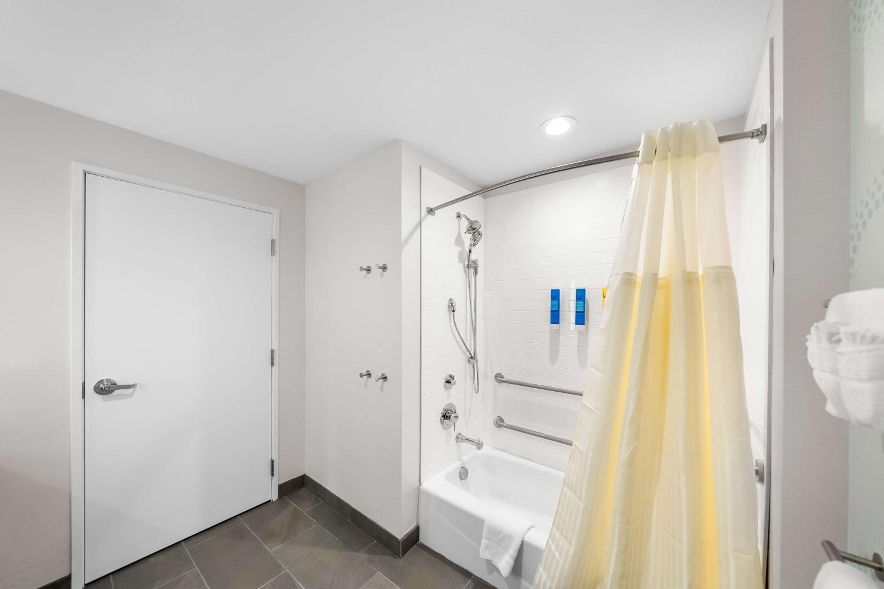 King Room with Bath Tub - Mobility Access - Photo 6