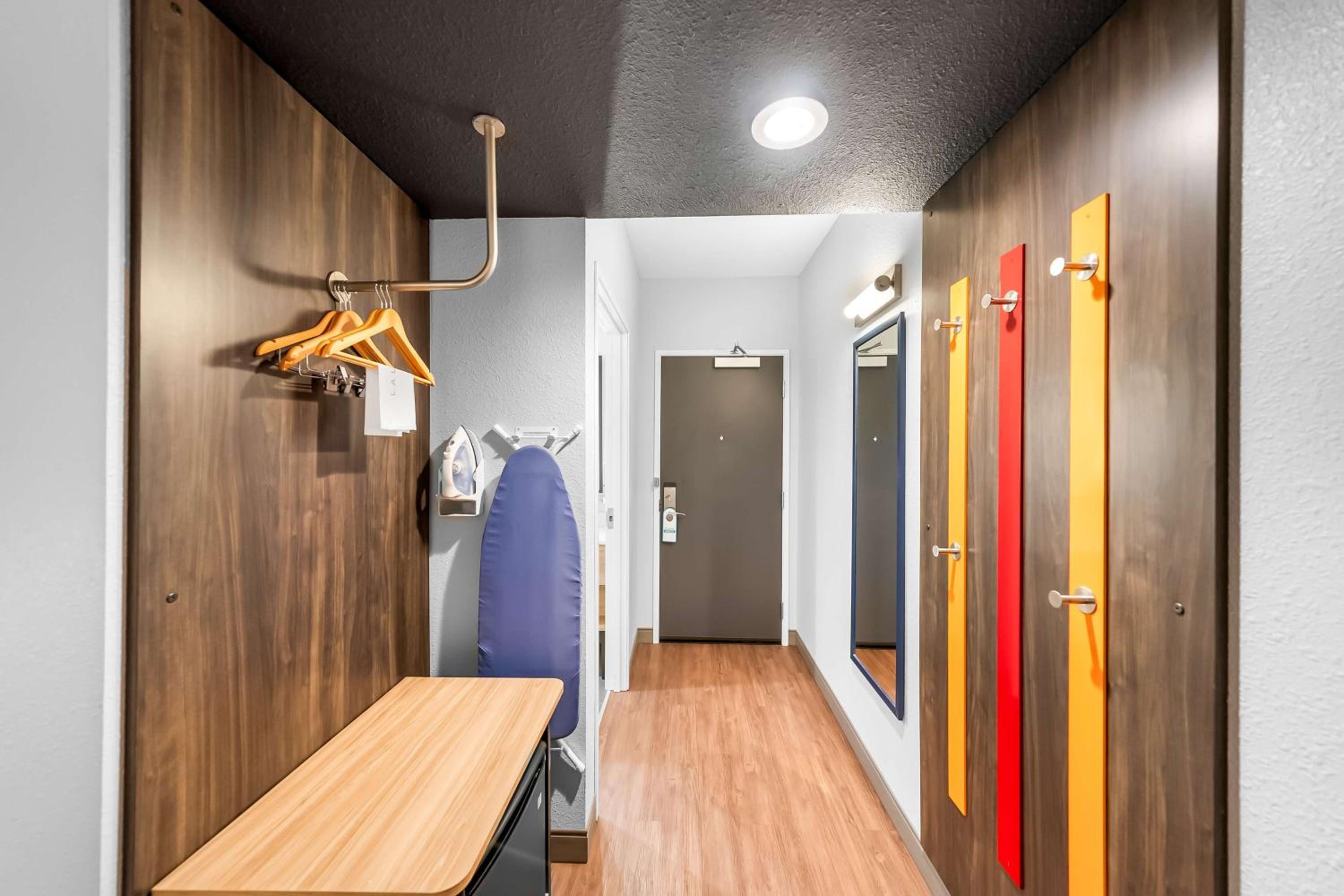 King Room with Walk-In Shower - Photo 2