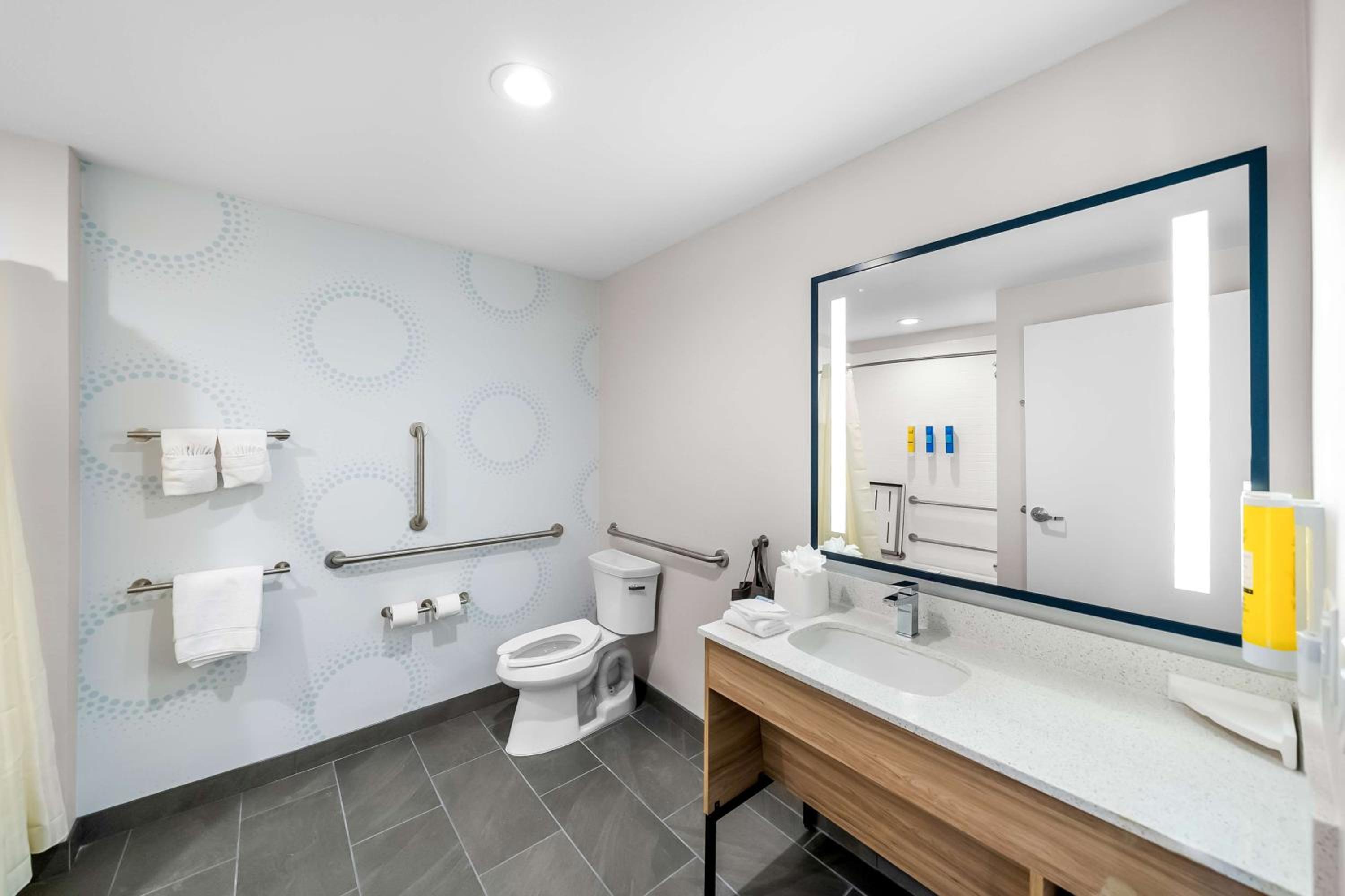 King Room with Bath Tub - Mobility Access - Photo 2