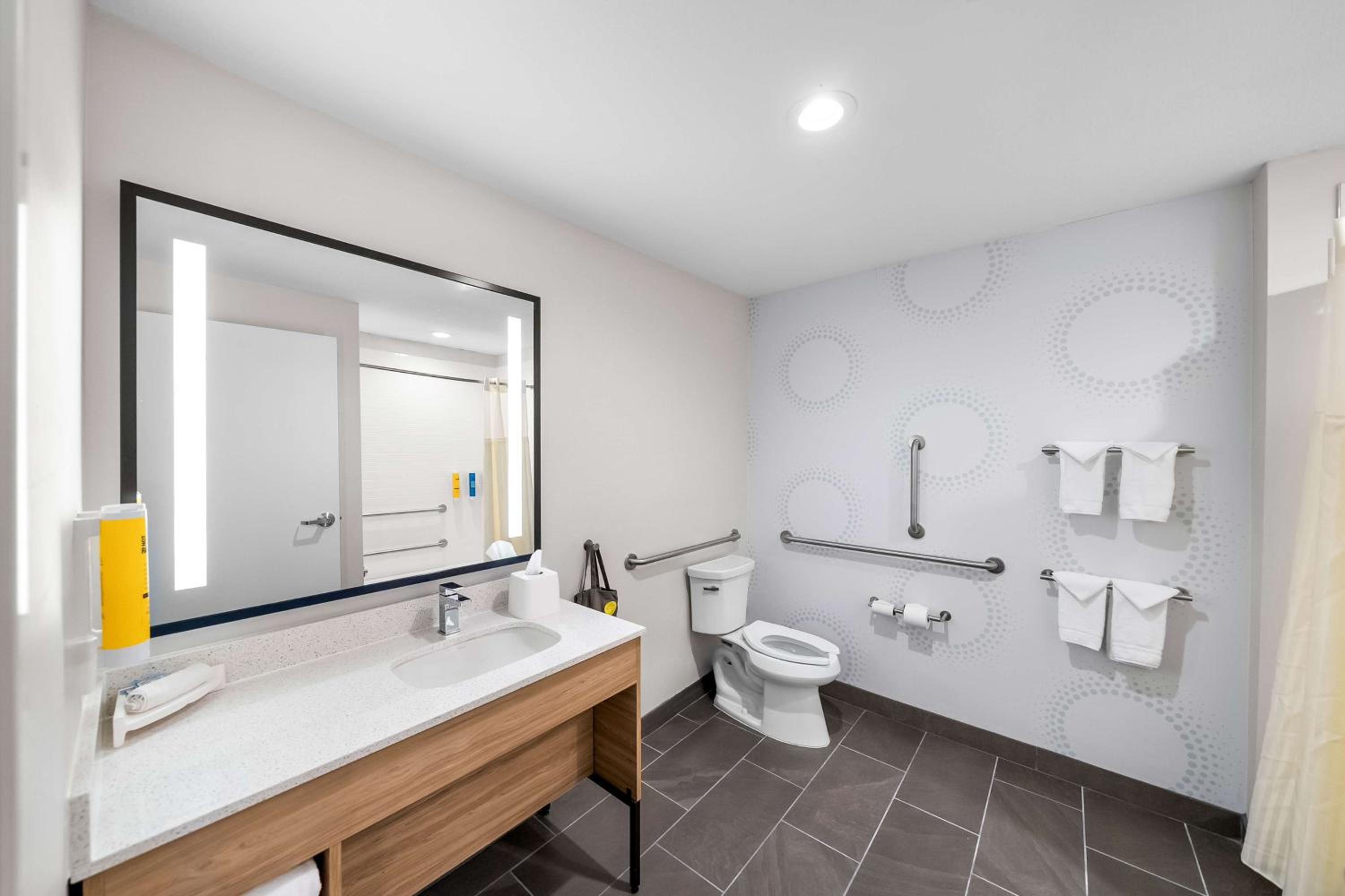 Queen Room with Two Queen Beds - Mobility Access - Photo 4