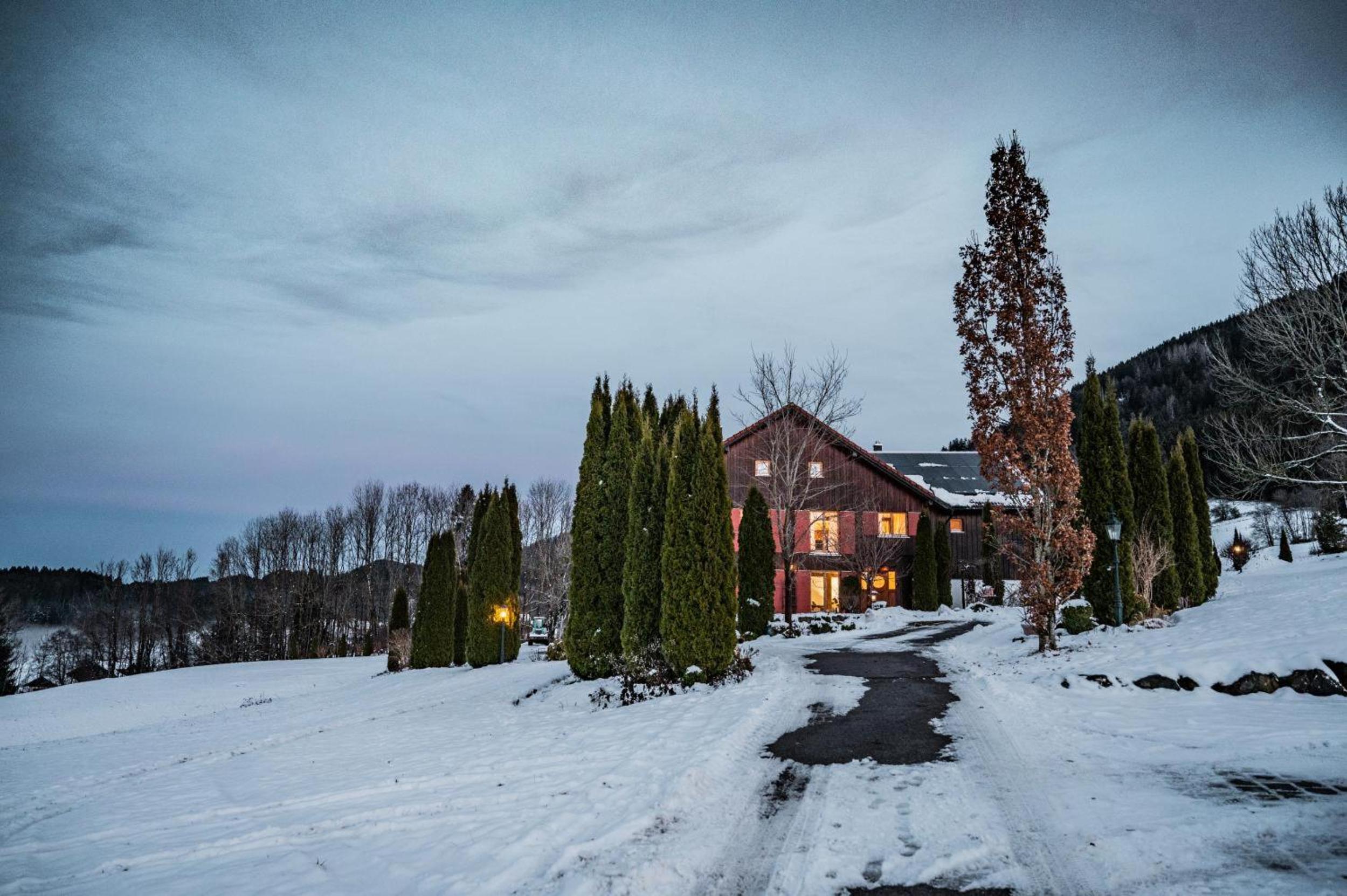 Three-Bedroom Apartment with Mountain View photo 2