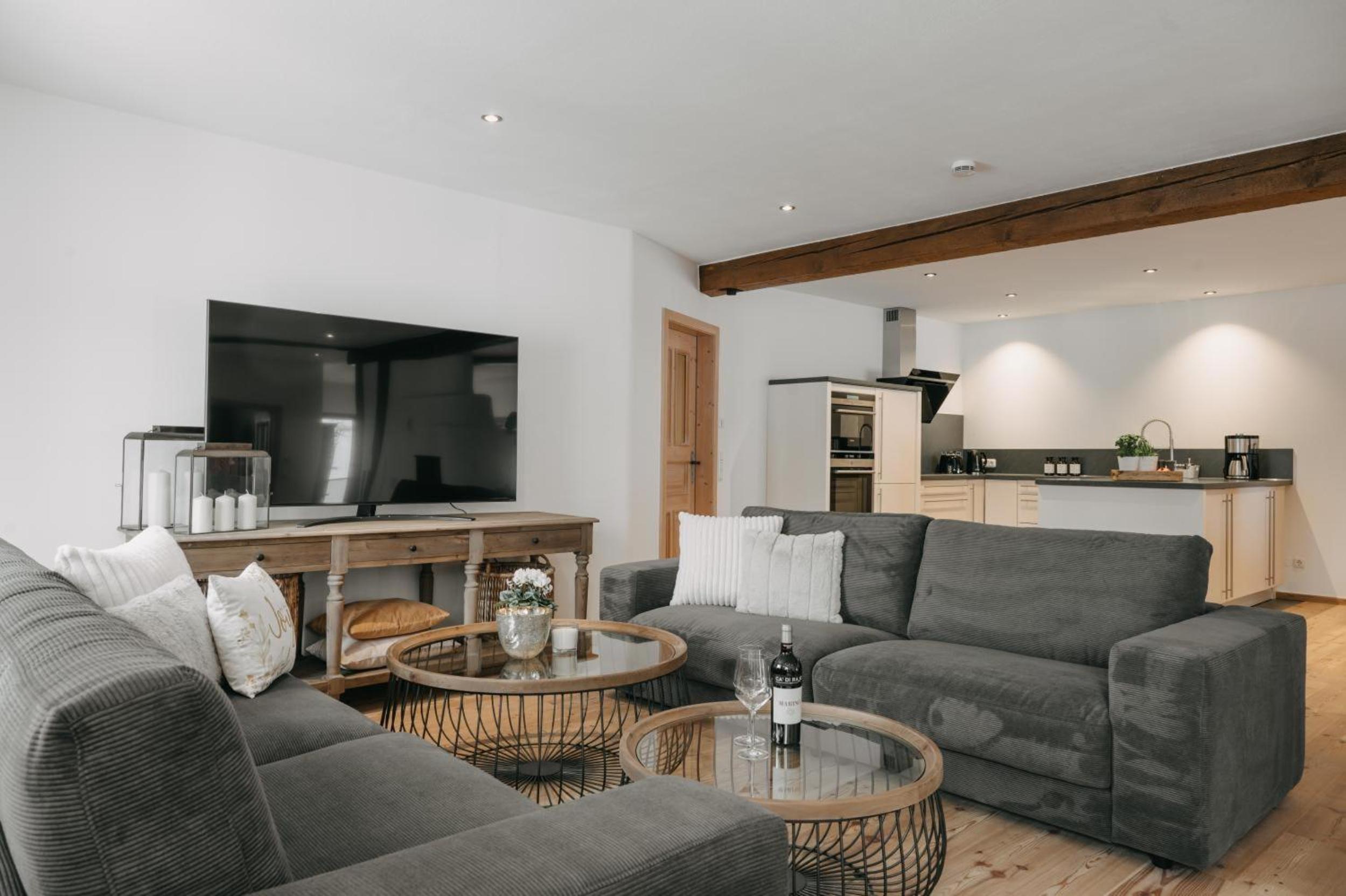 Three-Bedroom Apartment with Mountain View photo 3