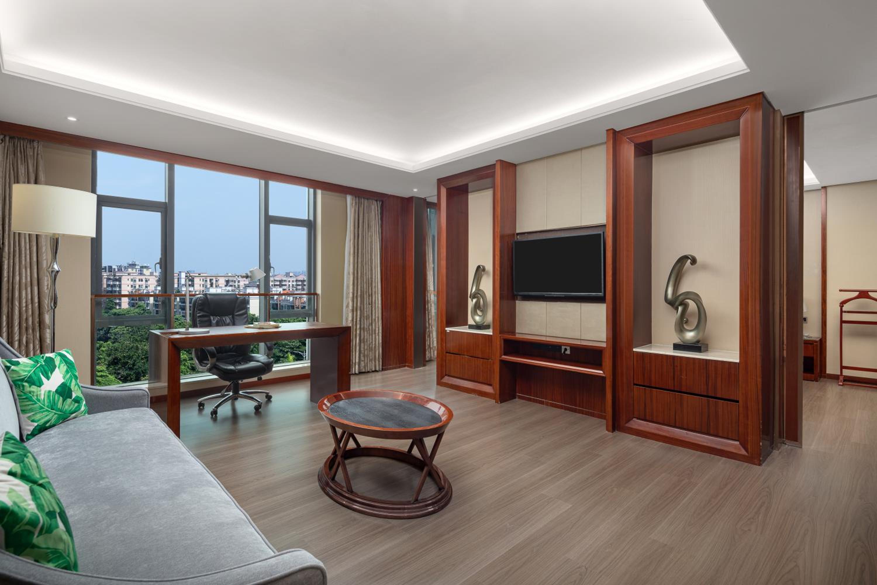 Deluxe Suite - Non-Smoking photo 3