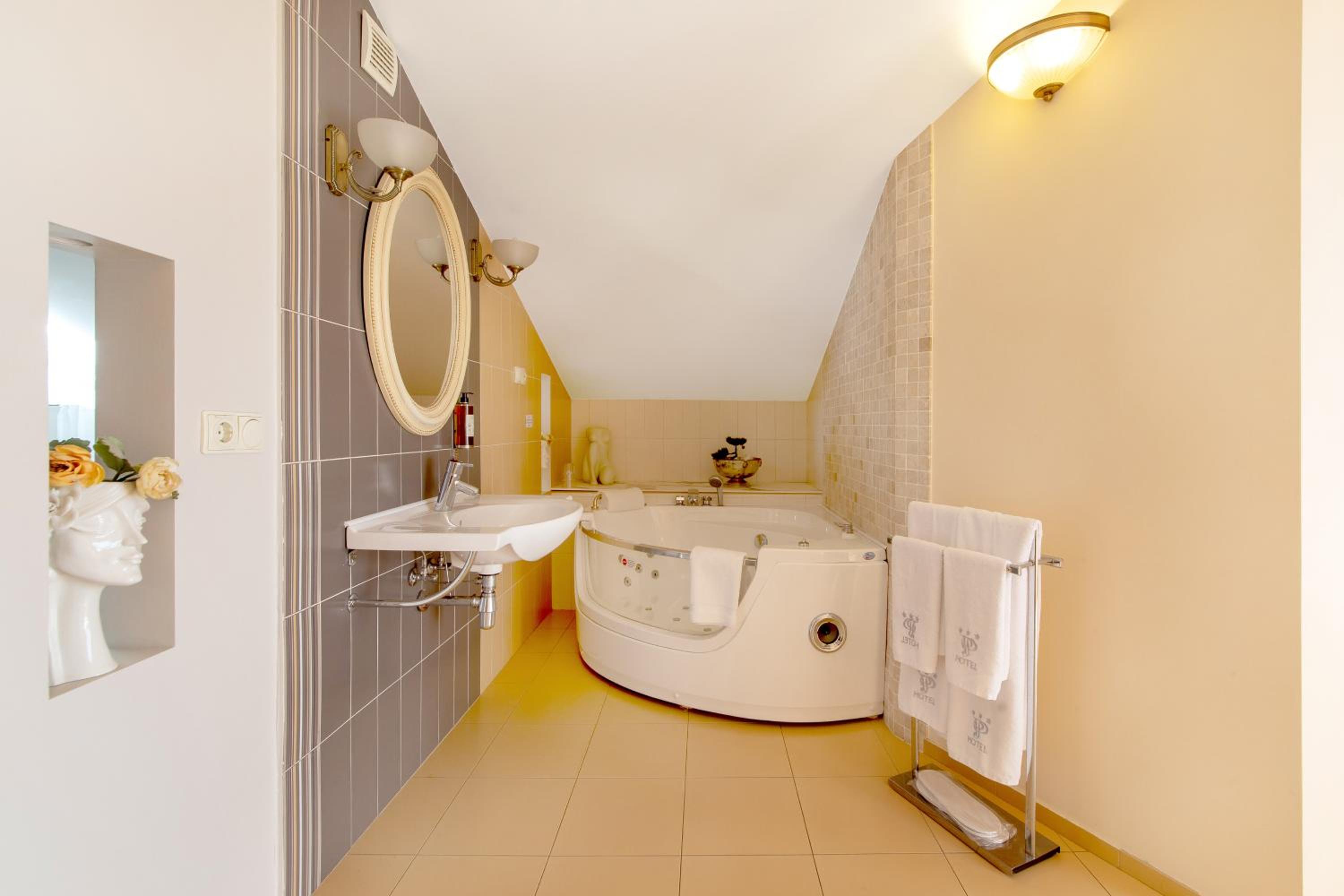 Penthouse Suite - Photo 2