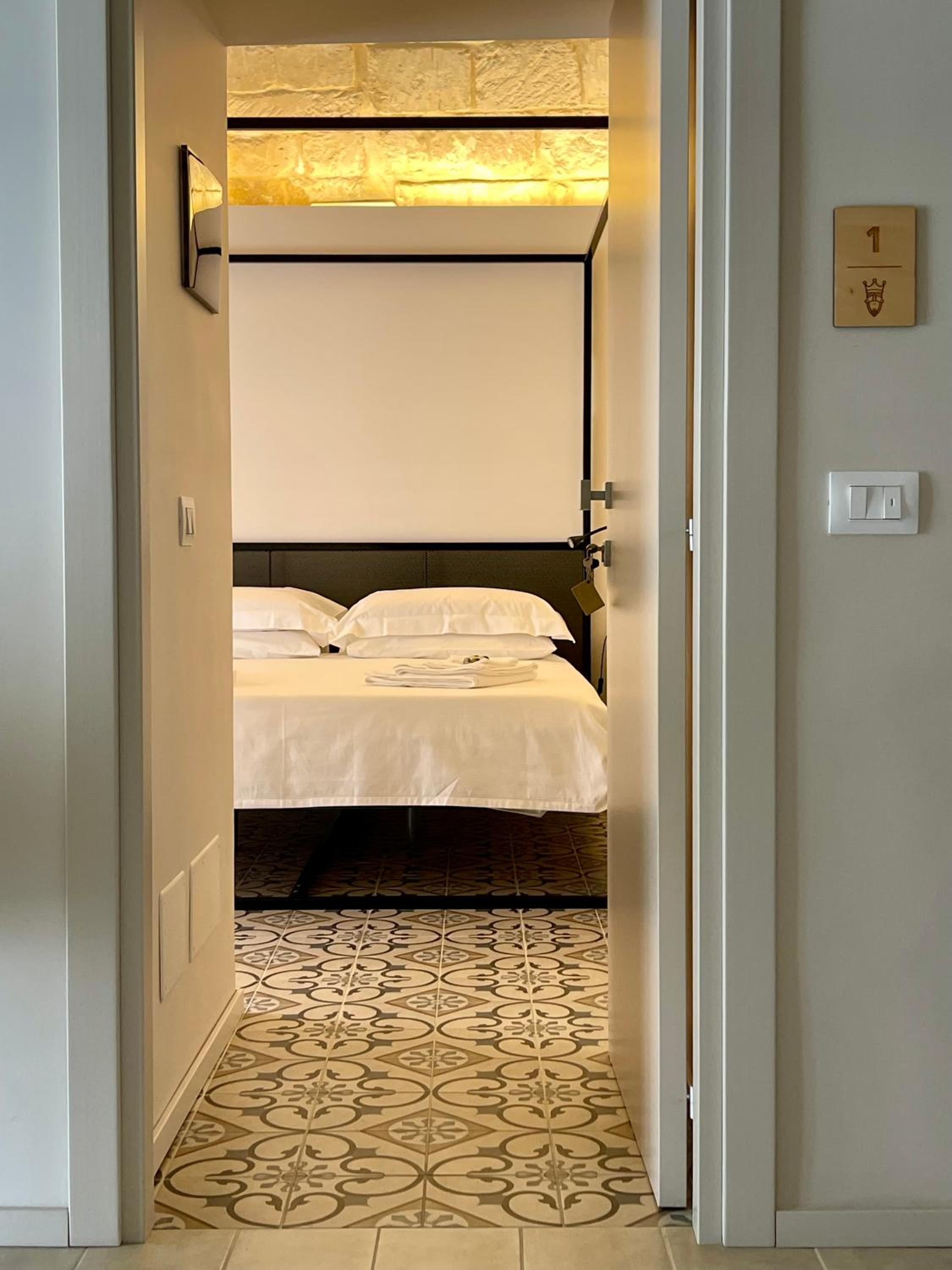 King Room with Balcony - Photo 9