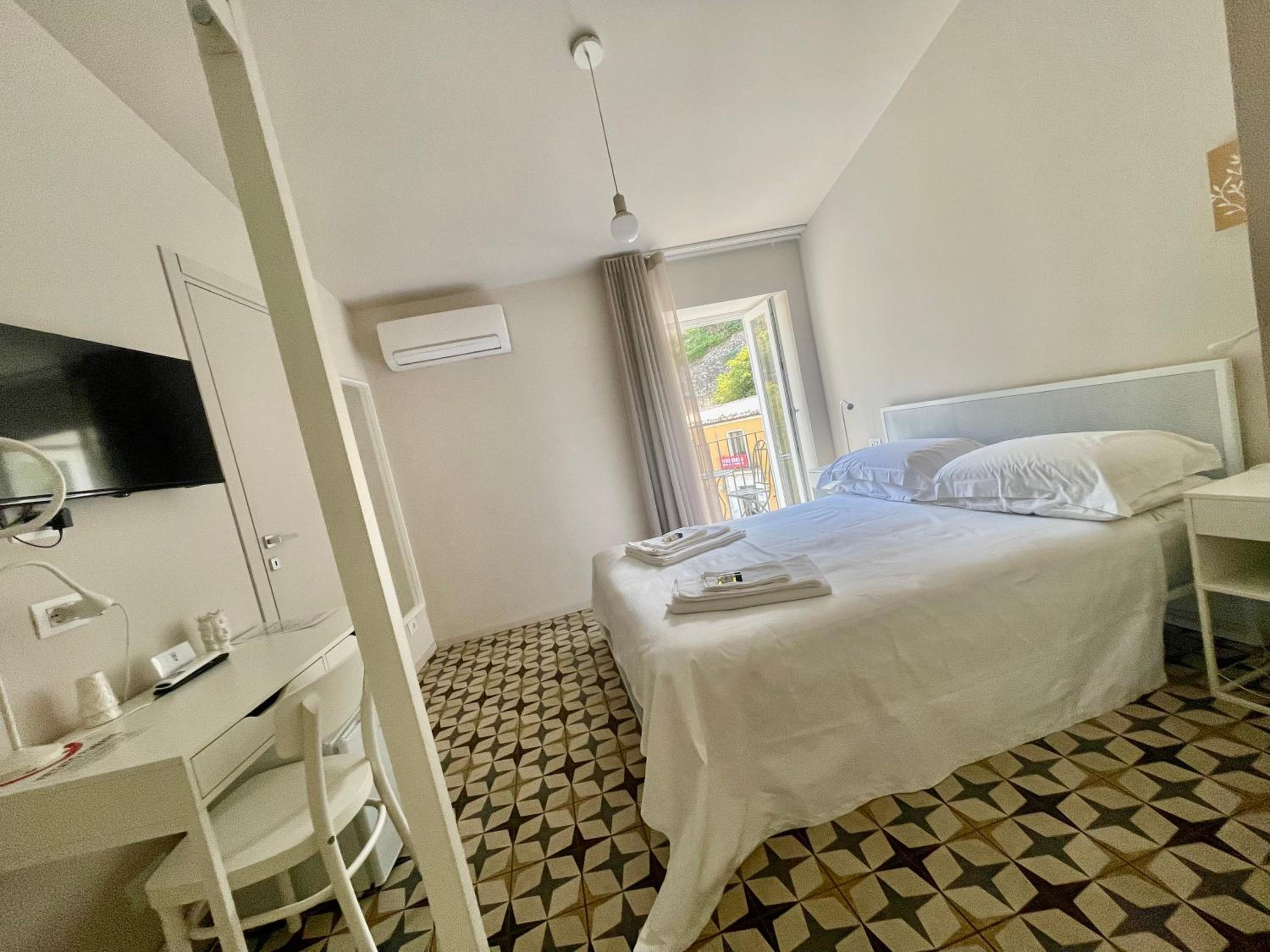 Double Room with Balcony - Photo 1