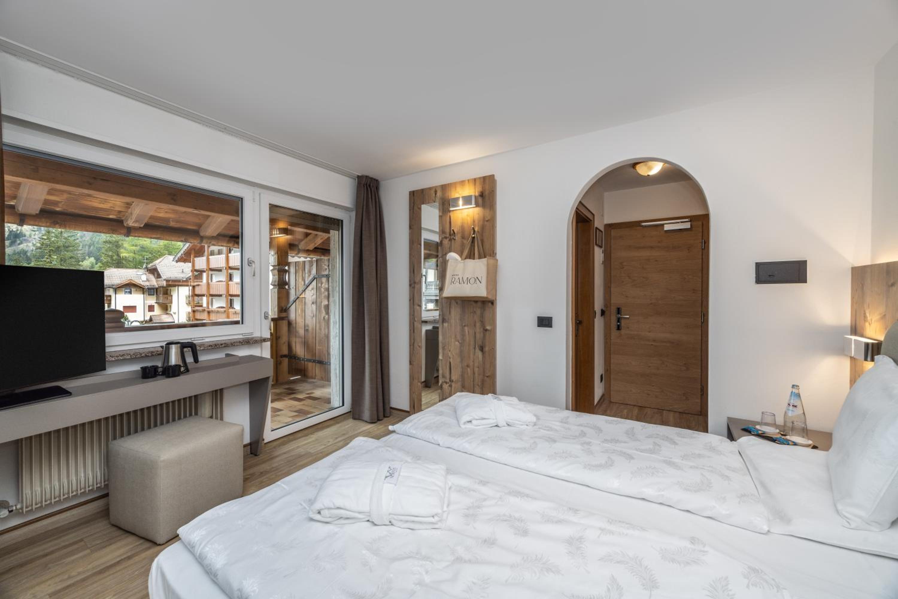Deluxe Double or Twin Room with Mountain View photo 1