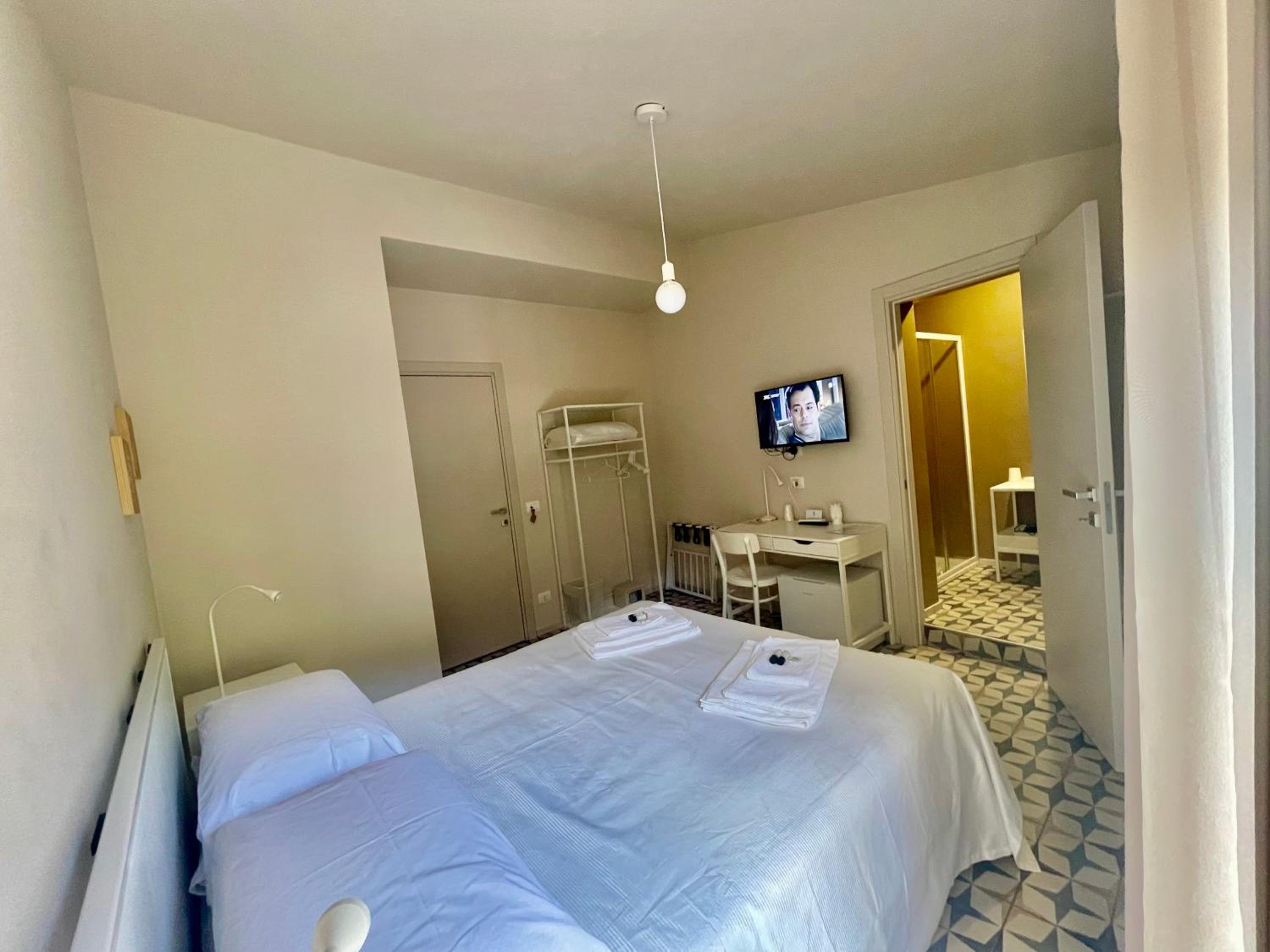Double Room with Balcony - Photo 6