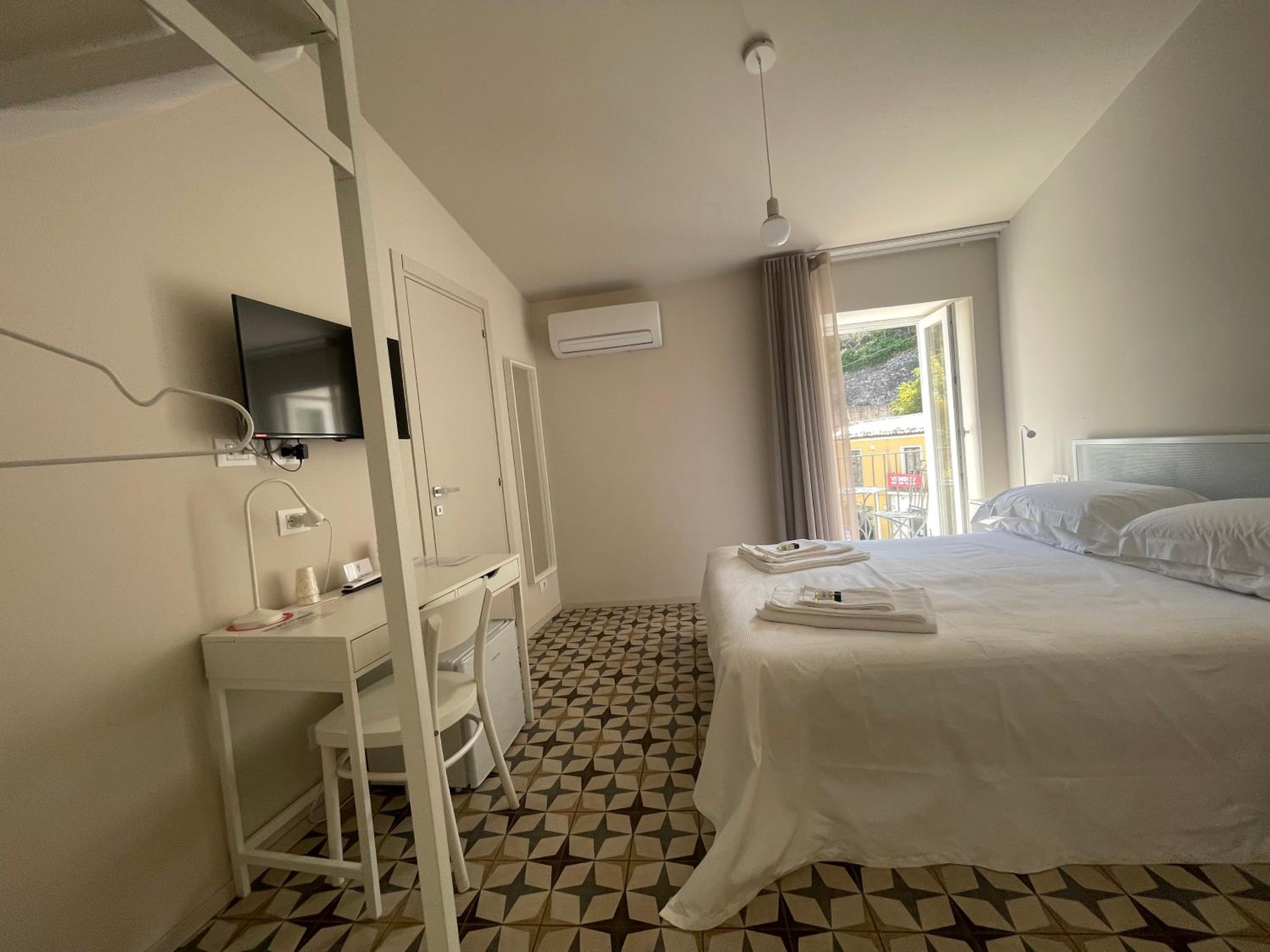 Double Room with Balcony - Photo 7