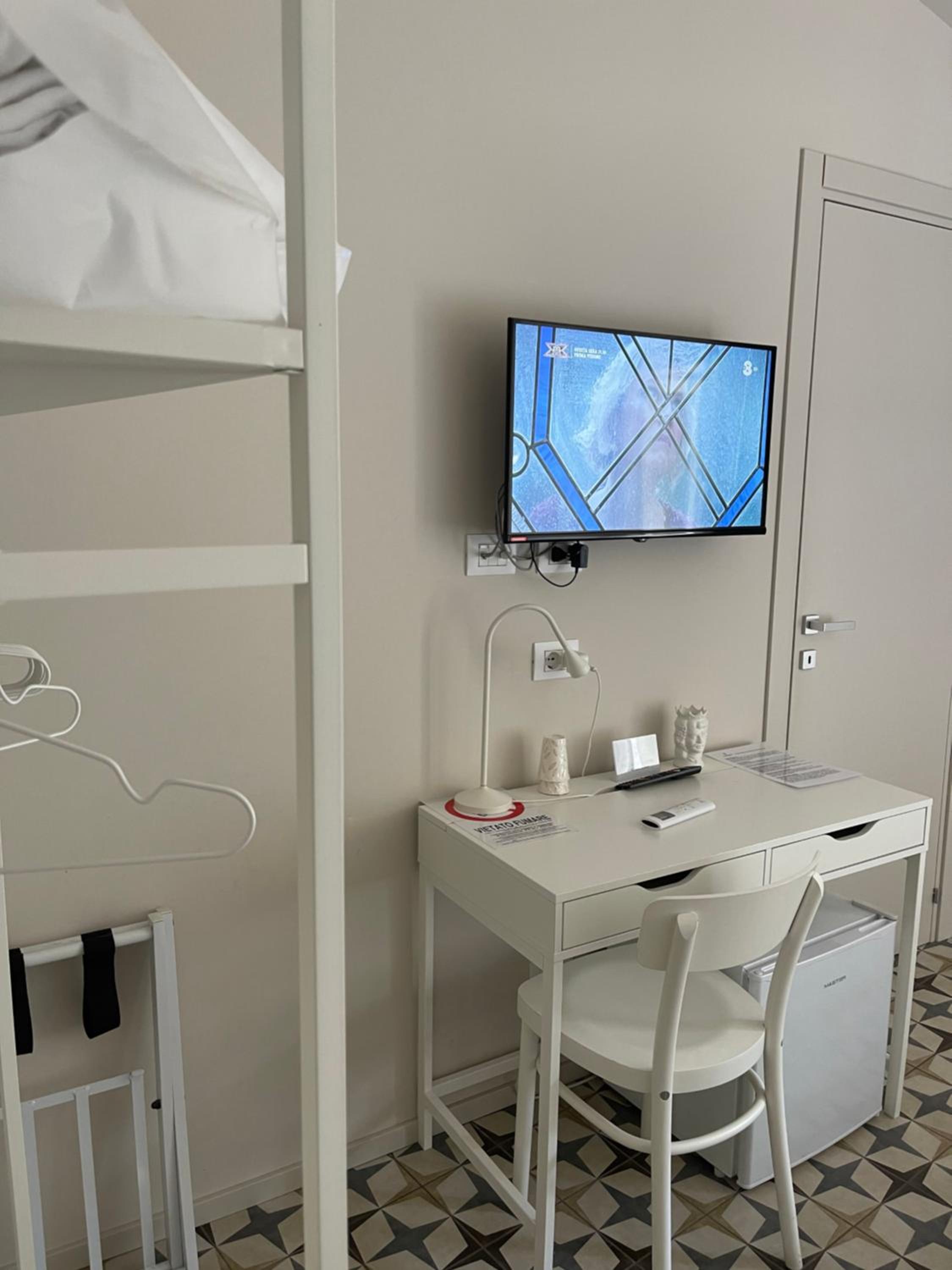 Double Room with Balcony - Photo 4